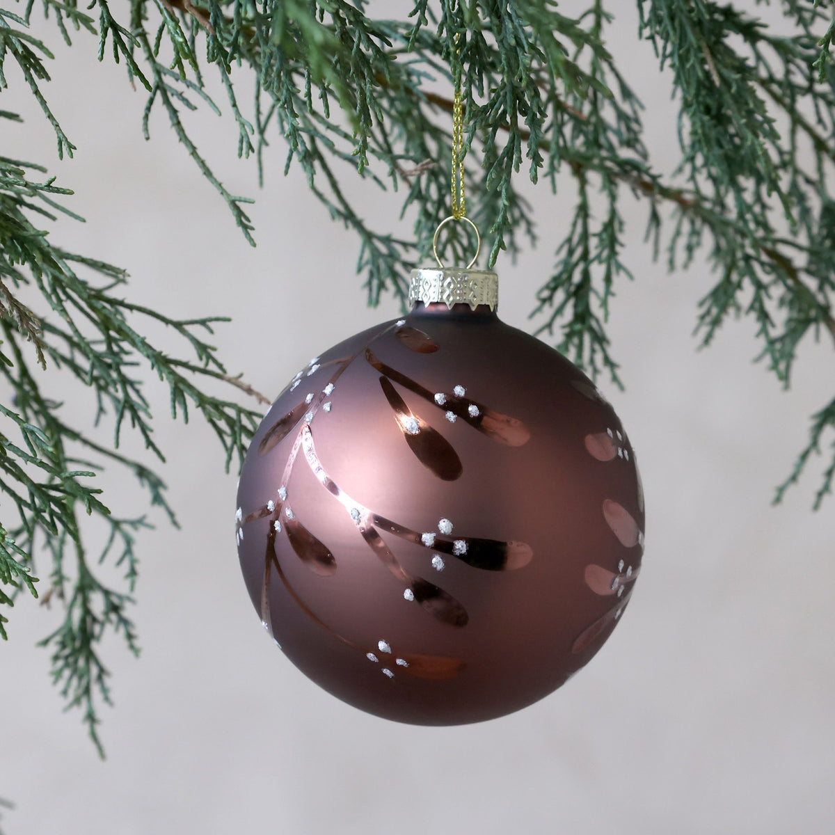 Weihnachtskugel aus Glas mit Zweigen und Beeren, 8 cm, Mokka