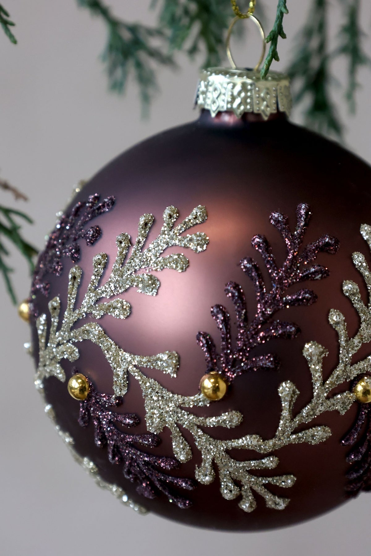 Weihnachtskugel aus Glas mit Zweigen, 8 cm, Mokka