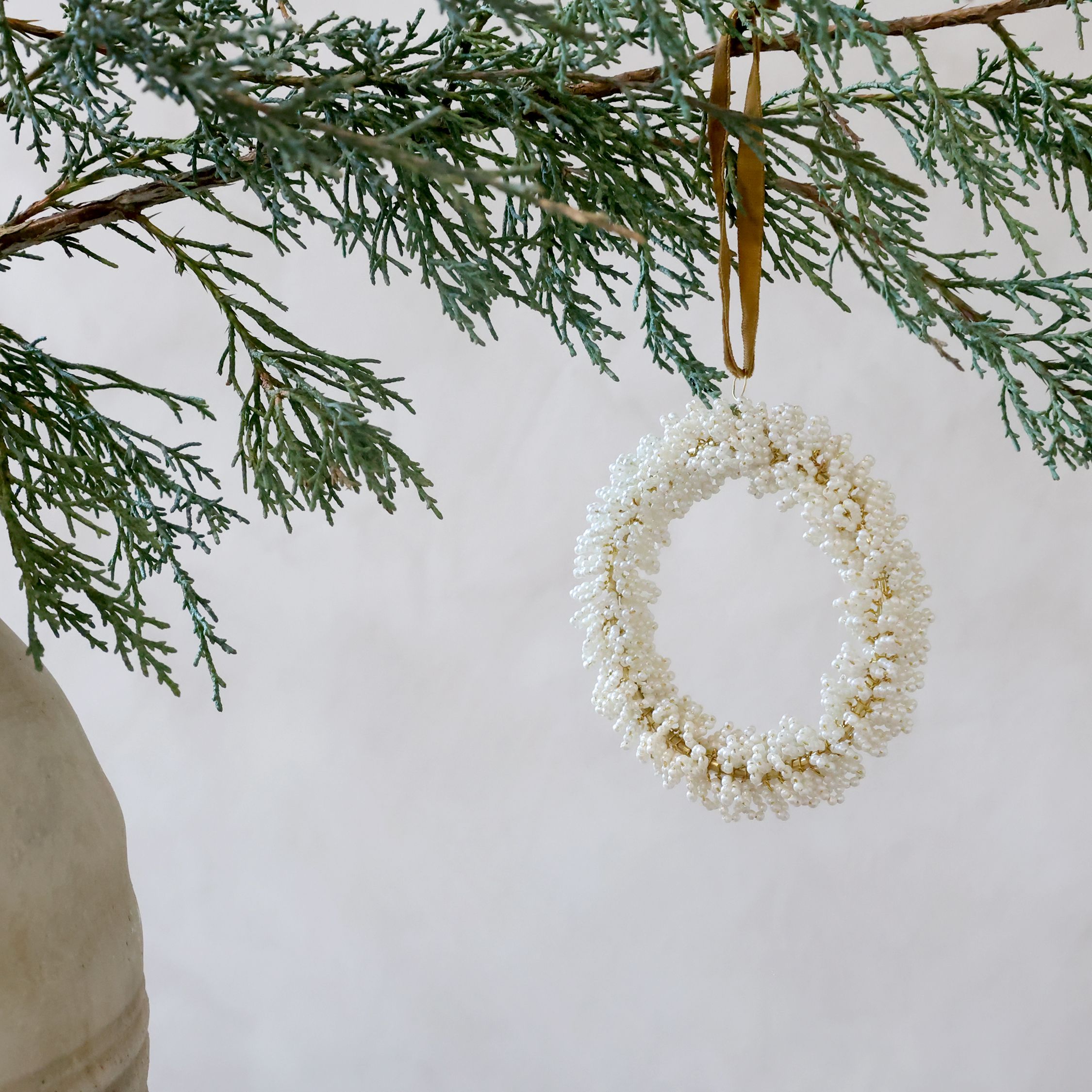 Kranz zum Aufhängen mit Perlen, creme, 8 cm Durchmesser