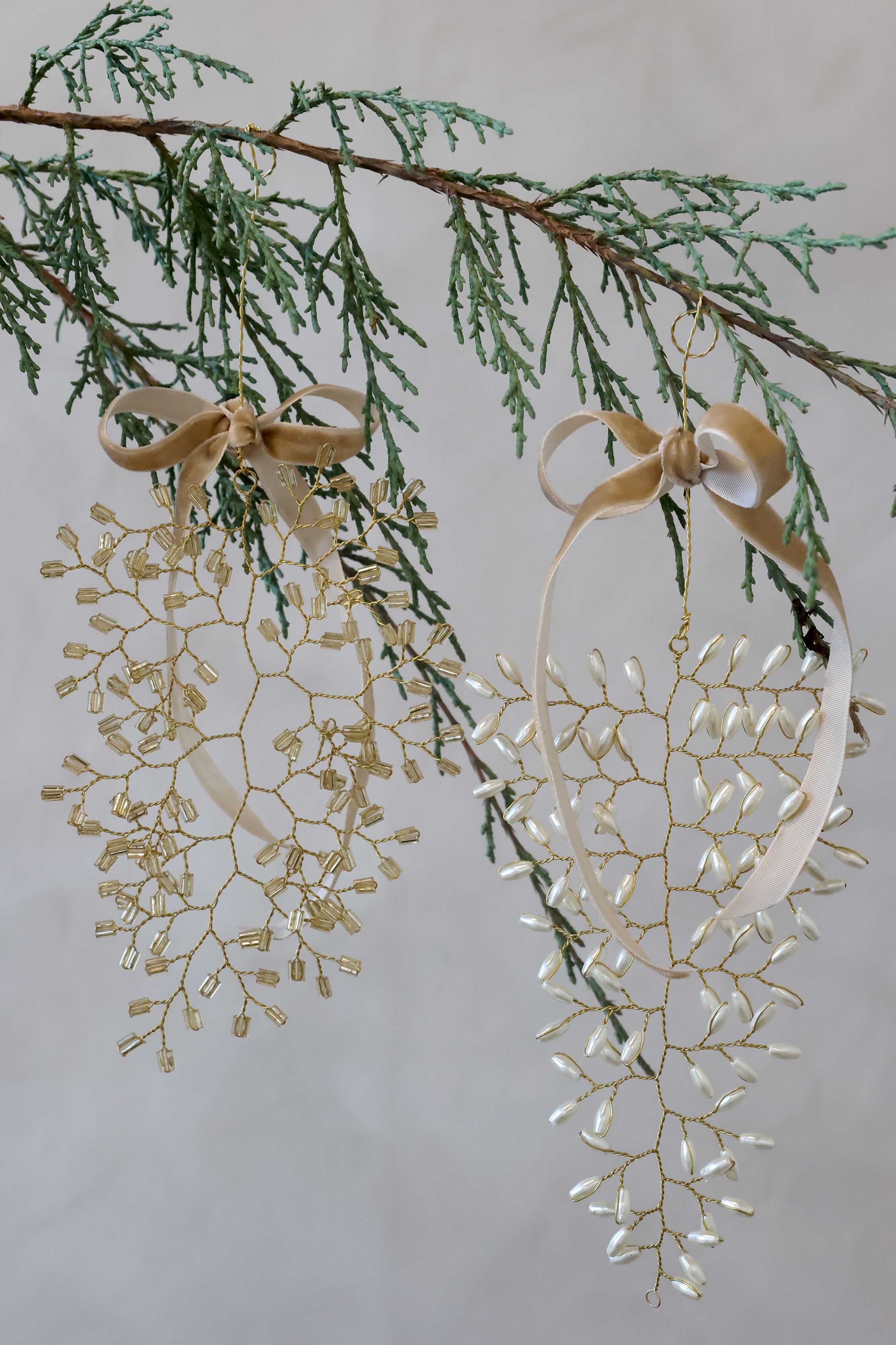 Schlüsselanhänger mit Perlen, creme, 13 cm hoch