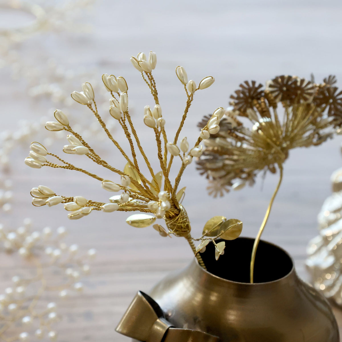 Dekoration auf Kommode: Blume mit Perlen, 36 cm