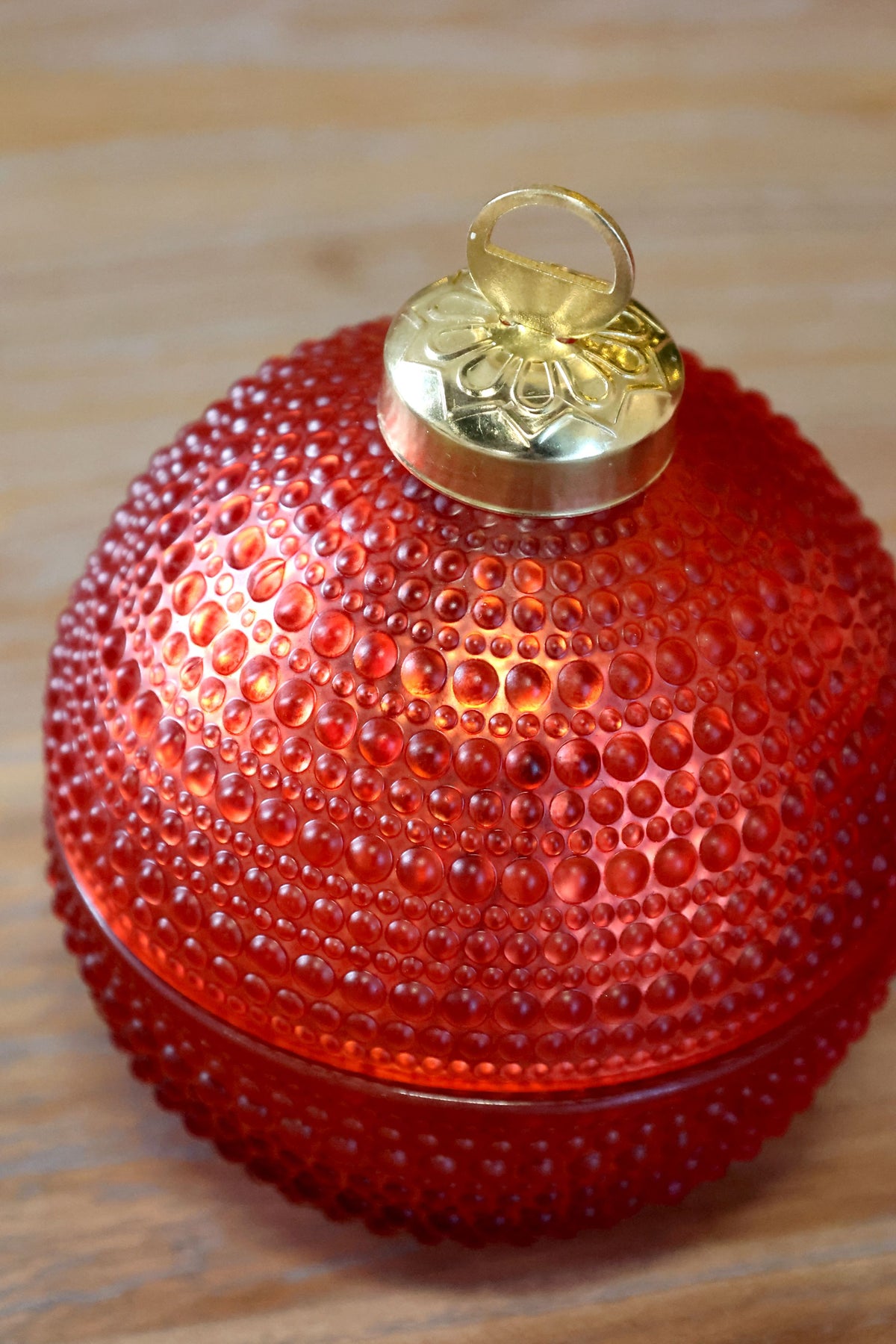 Weihnachtskugel mit Kerze aus Glas, 8 cm, in Cherry