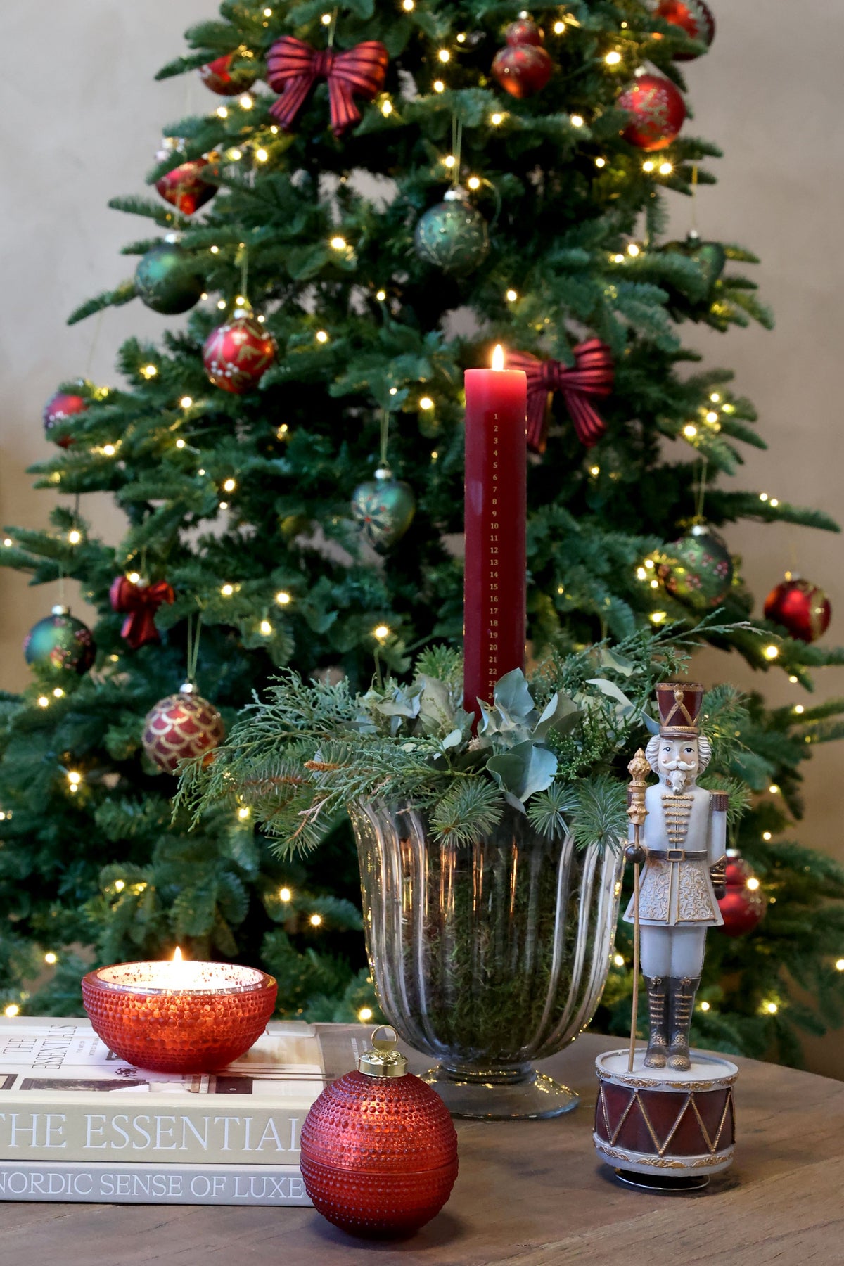 Weihnachtskugel mit Kerze aus Glas, 8 cm, in Cherry