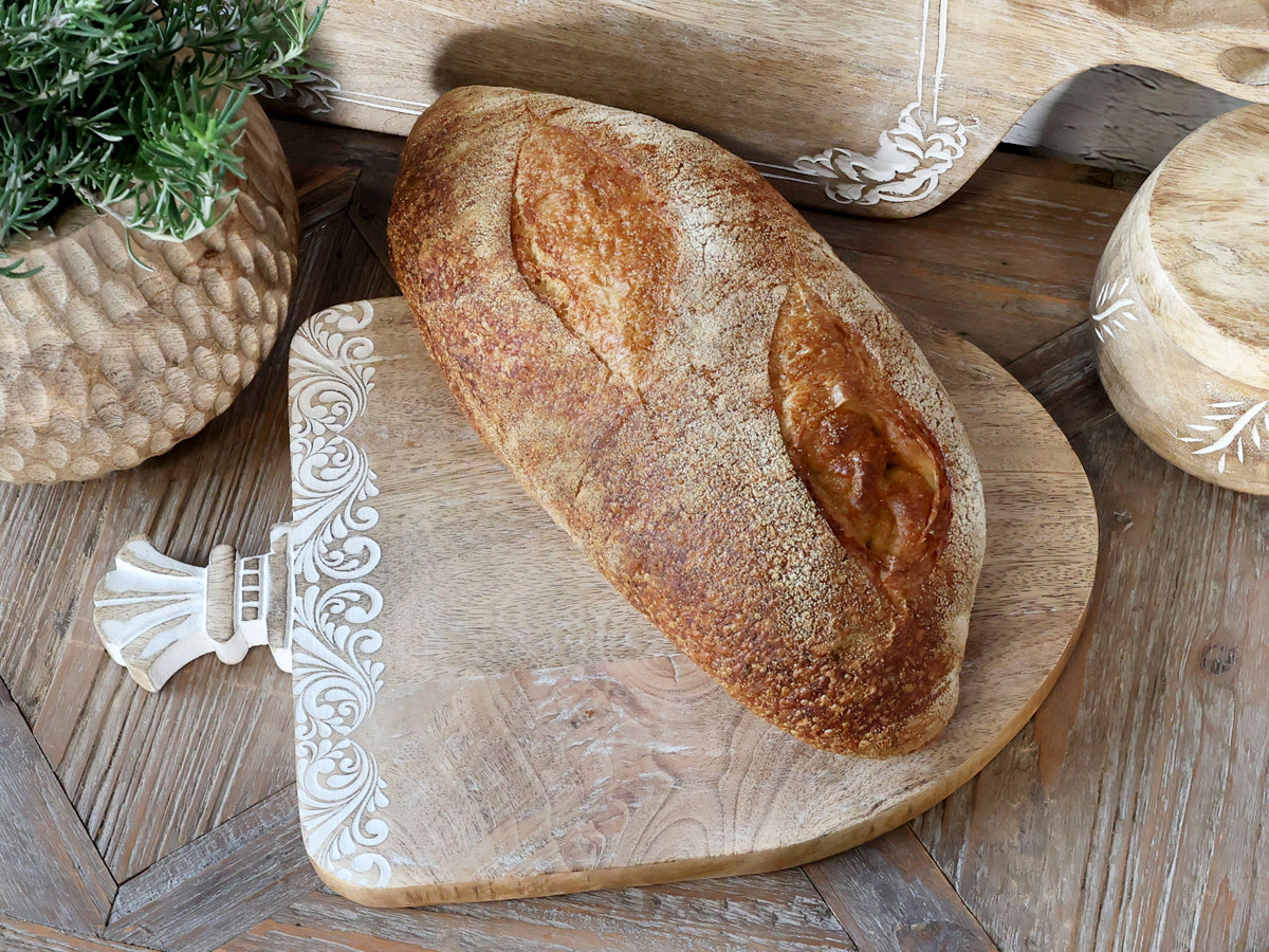 Tapasbrett aus Mangoholz mit Schnitzereien, 38 cm lang
