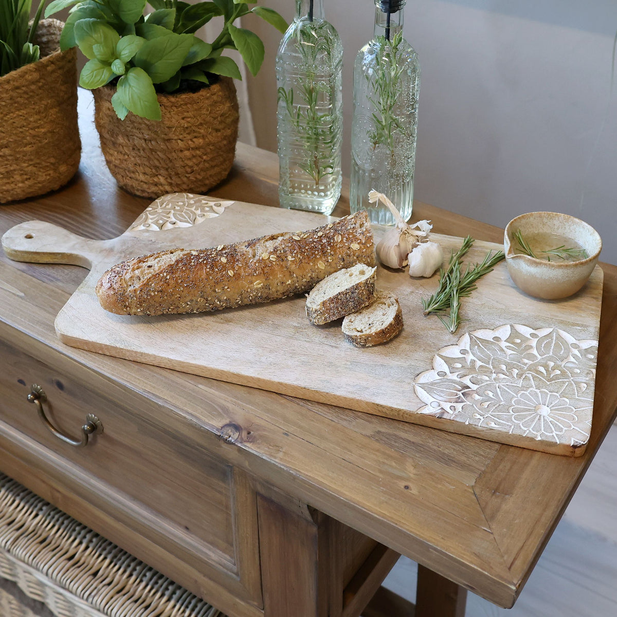 Tapasbrett mit Schnitzereien aus Mangoholz, 58 cm lang