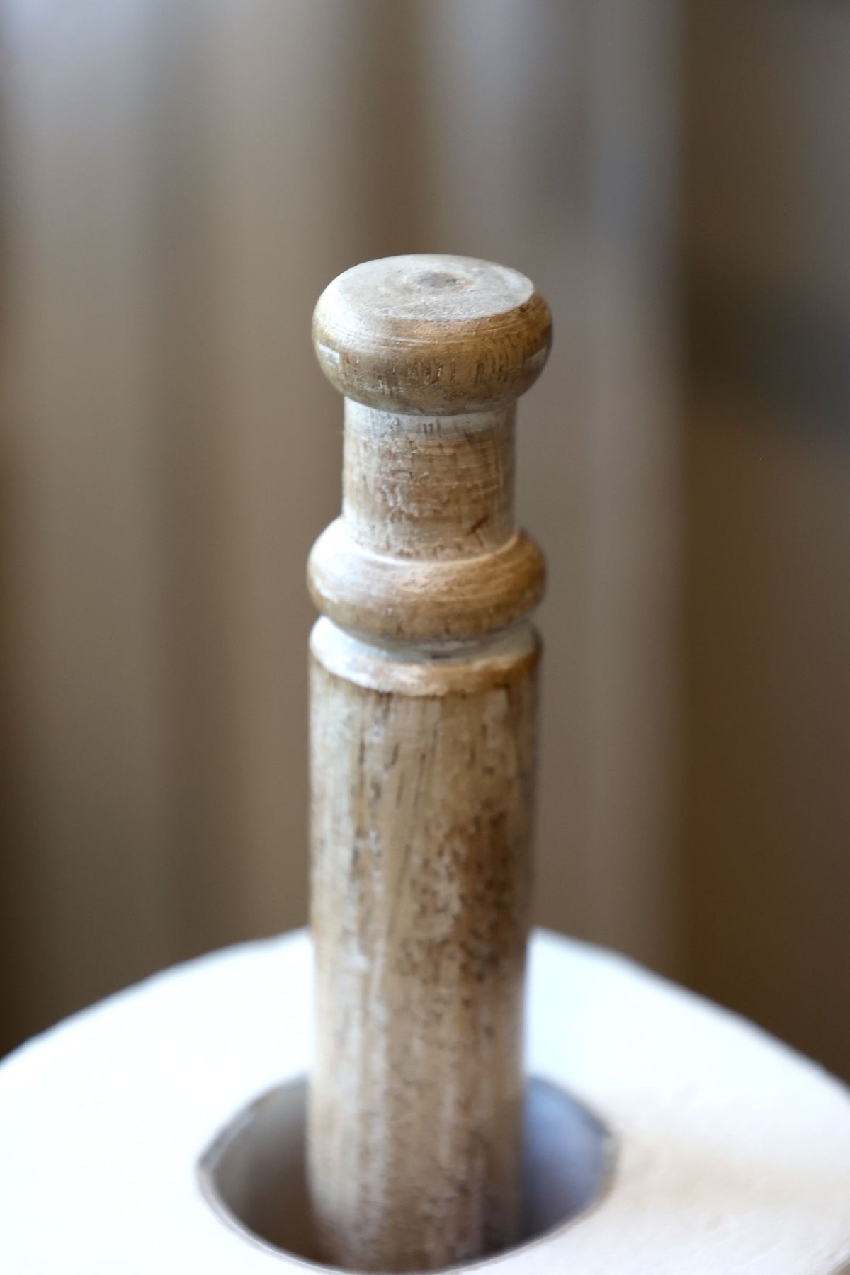 Küchenrollenhalter Tours aus Mangoholz, 36 cm hoch