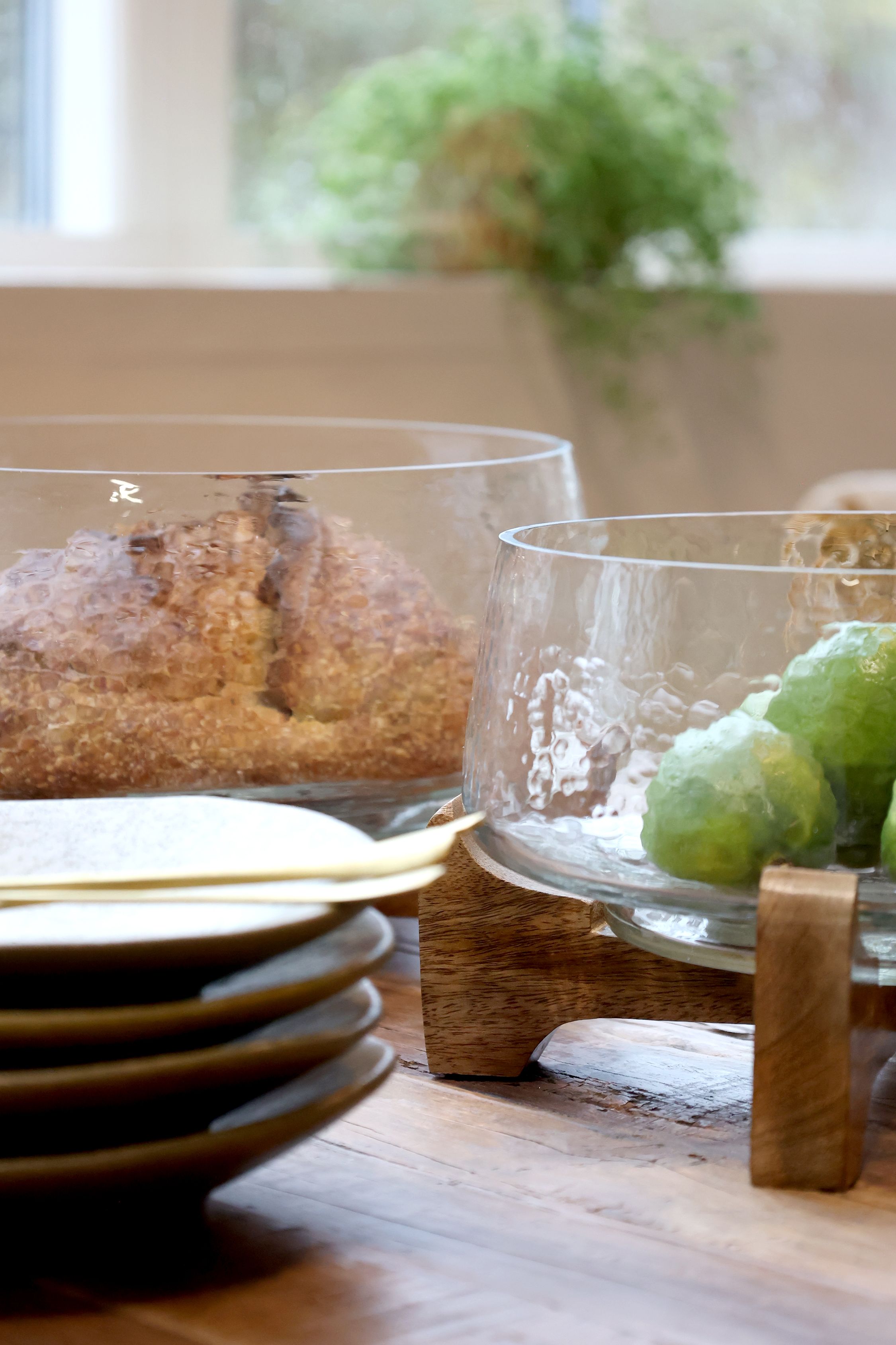 Tablett mit Holzfuß aus Glas und Mangoholz, 20 cm