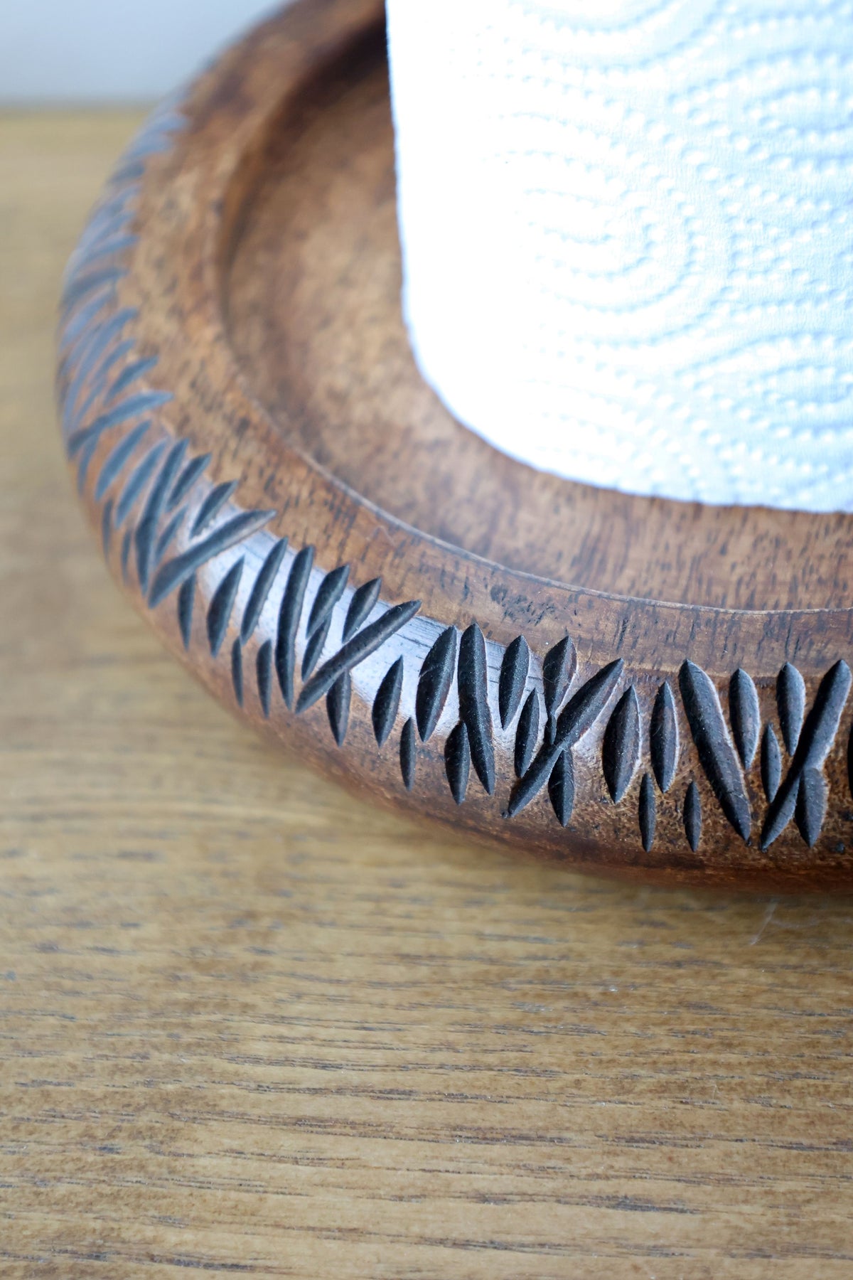 Küchenrollenhalter aus Mangoholz, natur, 36 cm hoch