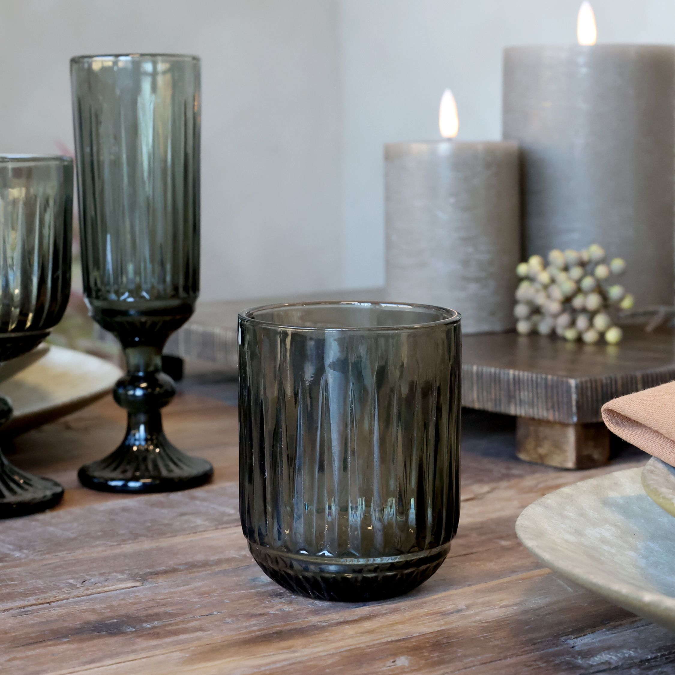 Rauchfarbenes Windlicht aus Glas mit Rillen, 9,5 cm hoch