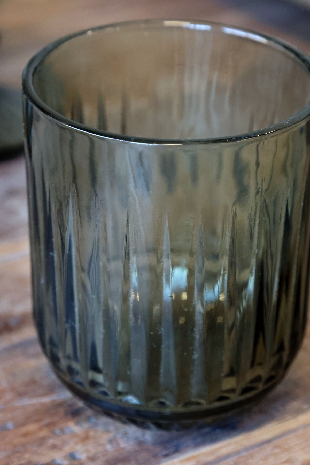 Rauchfarbenes Windlicht aus Glas mit Rillen, 9,5 cm hoch