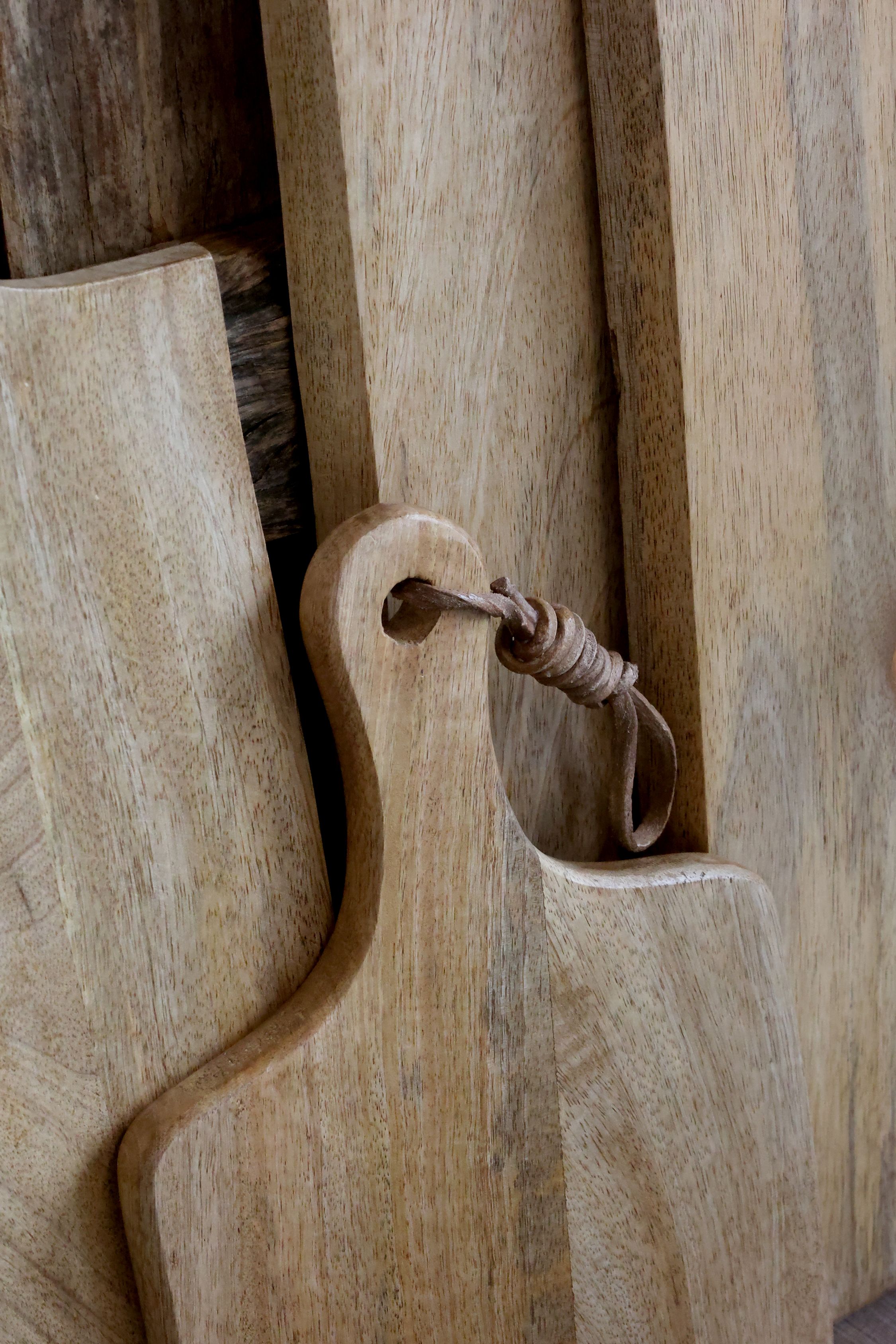 Tapasbrett aus Mangoholz mit Lederband, 25 cm lang