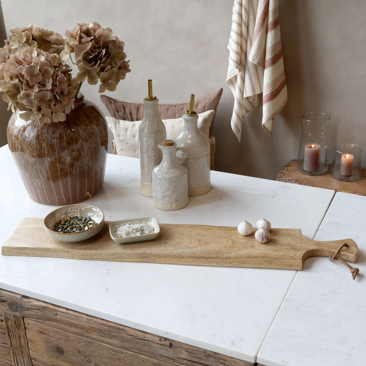 Tapasbrett aus Mangoholz mit Lederband, 70 cm lang