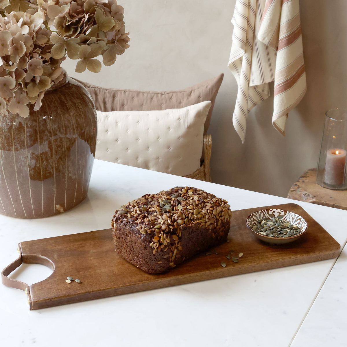 Tapasbrett aus Mangoholz mit Lederband, 48 cm lang