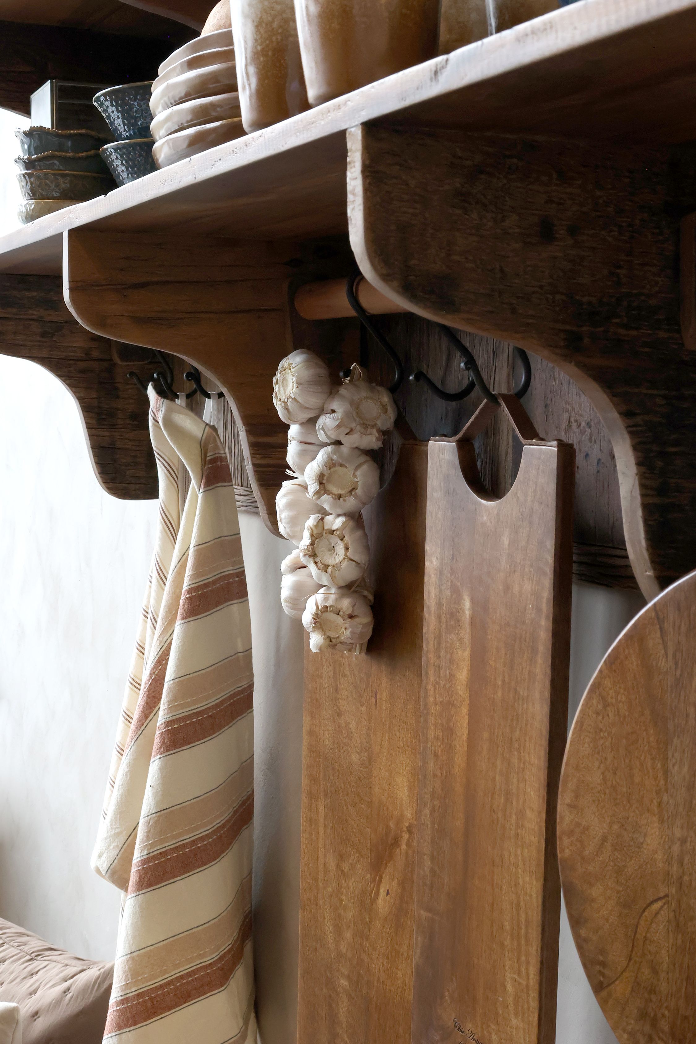 Tapasbrett aus Mangoholz mit Lederband, 48 cm lang