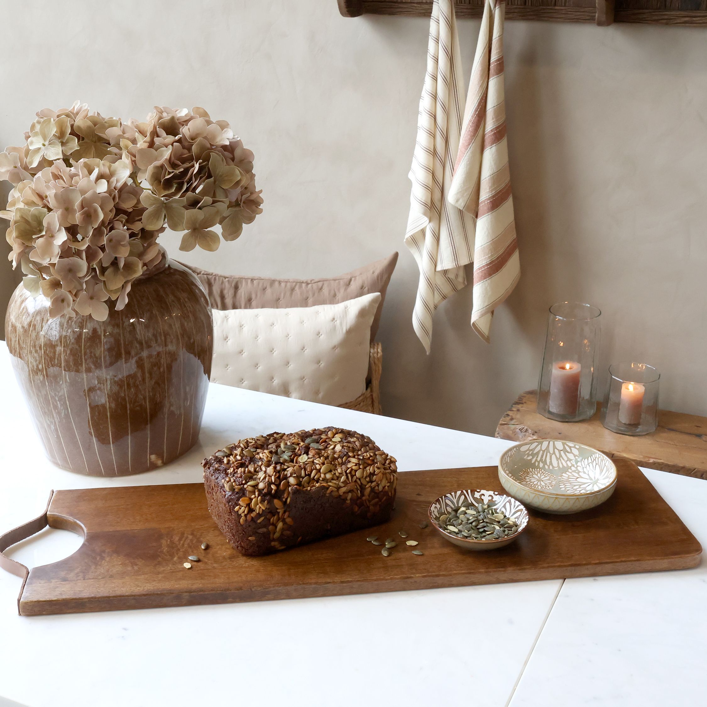 Tapasbrett aus Mangoholz mit Lederband, 63 cm lang