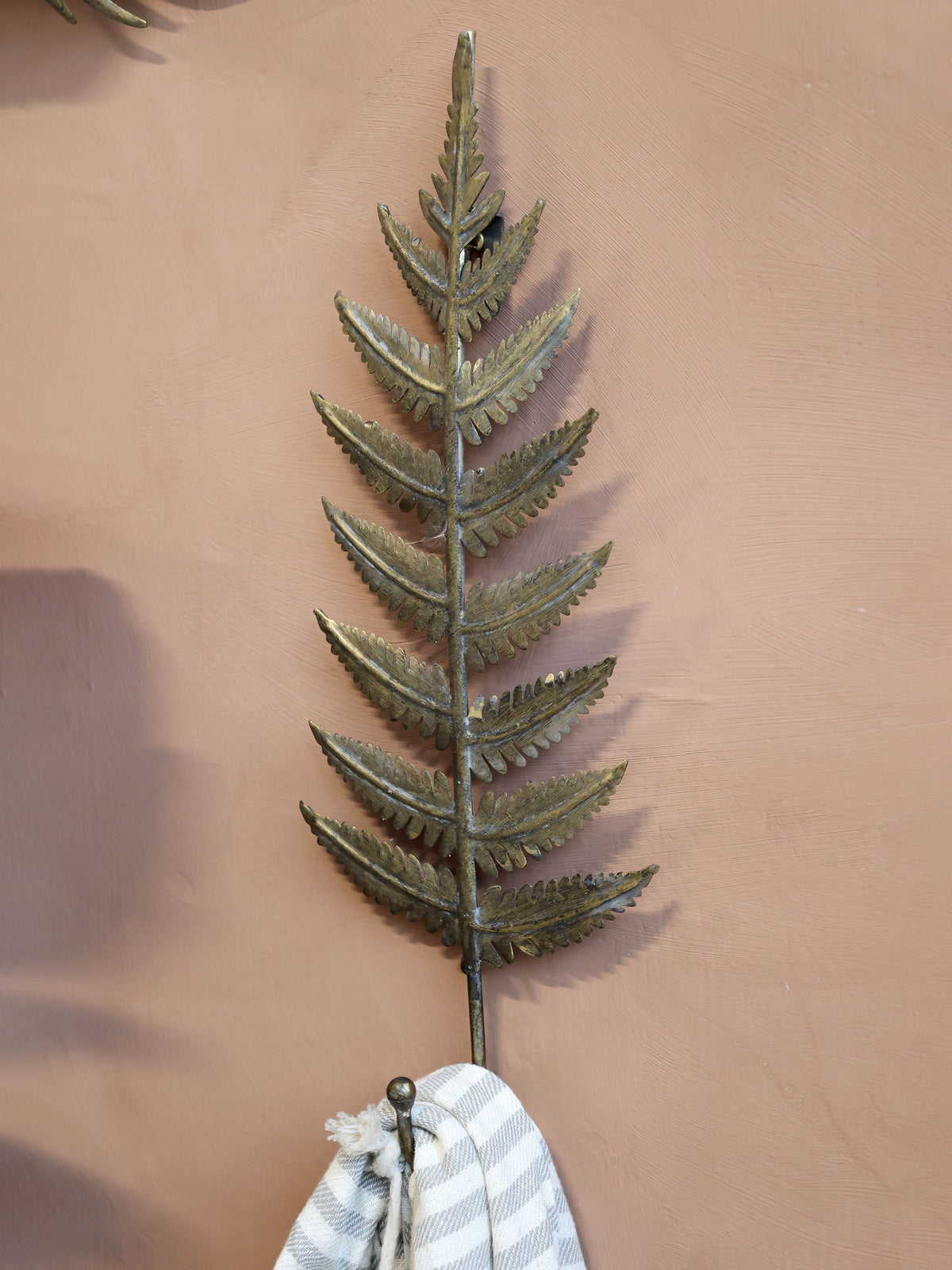 Haken mit Blatt aus Eisen – Antik-Messing, 36 cm hoch