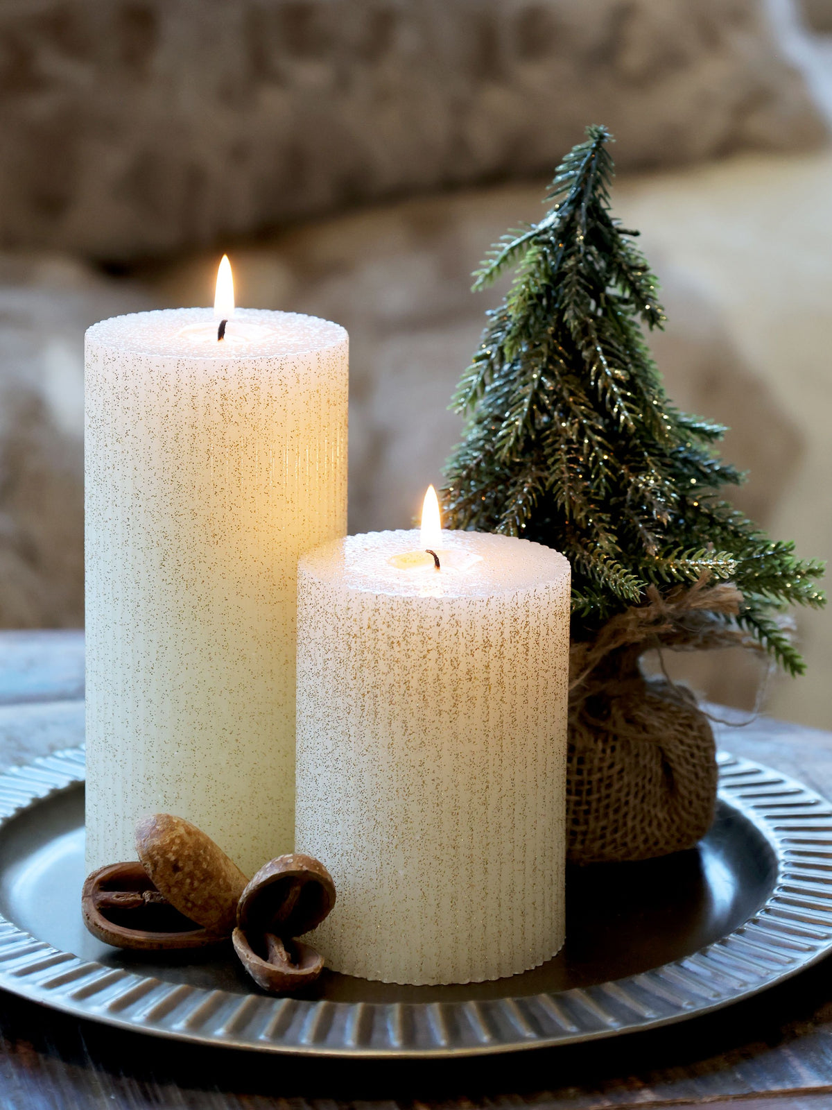 Tablett aus Eisen mit geriffelter Kante, 23 cm Durchmesser