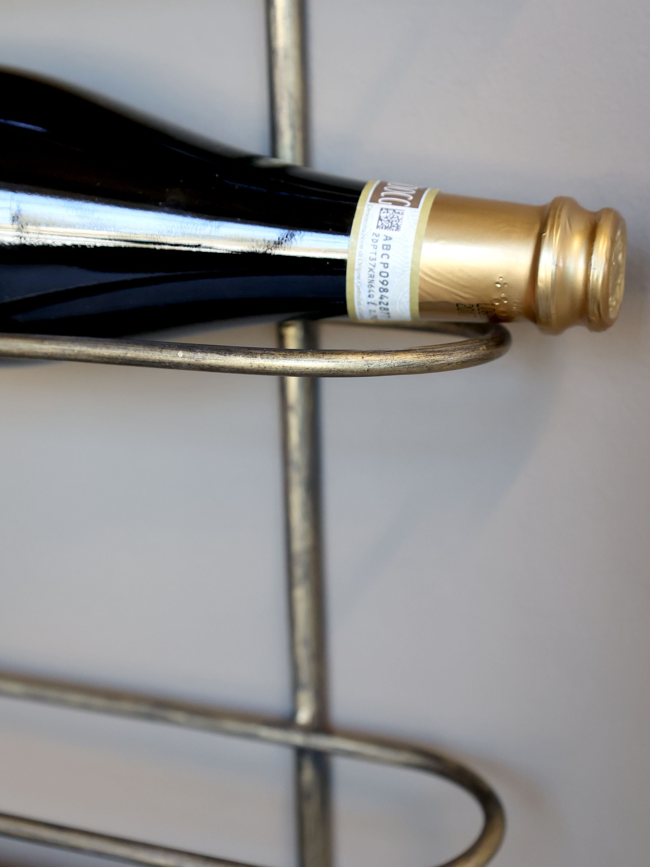 Regale für die Wand: Weinhalter aus Eisen, Messing