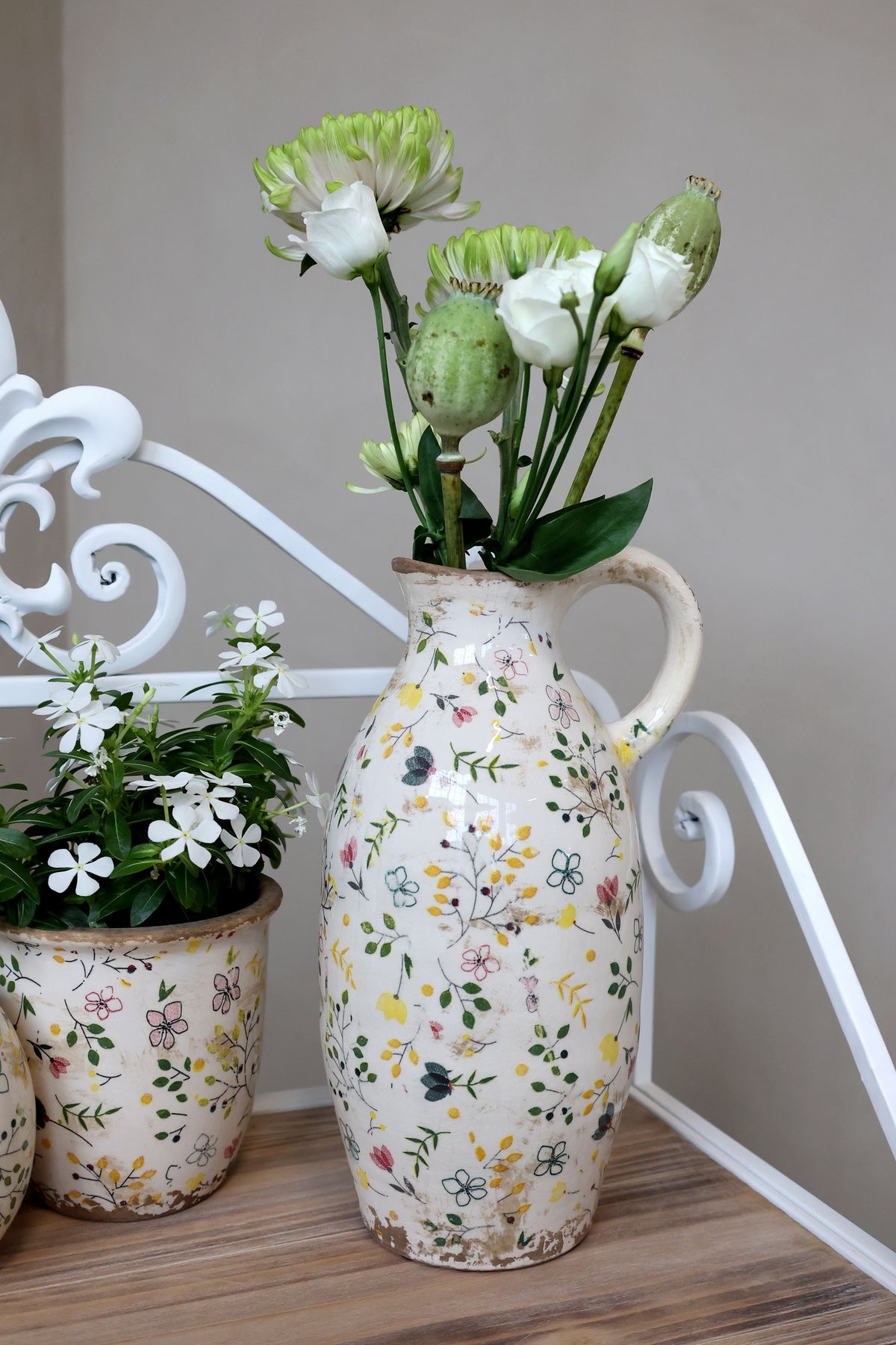 Cavaillon Flasche mit Blumenmotiv, 27 cm hoch, creme