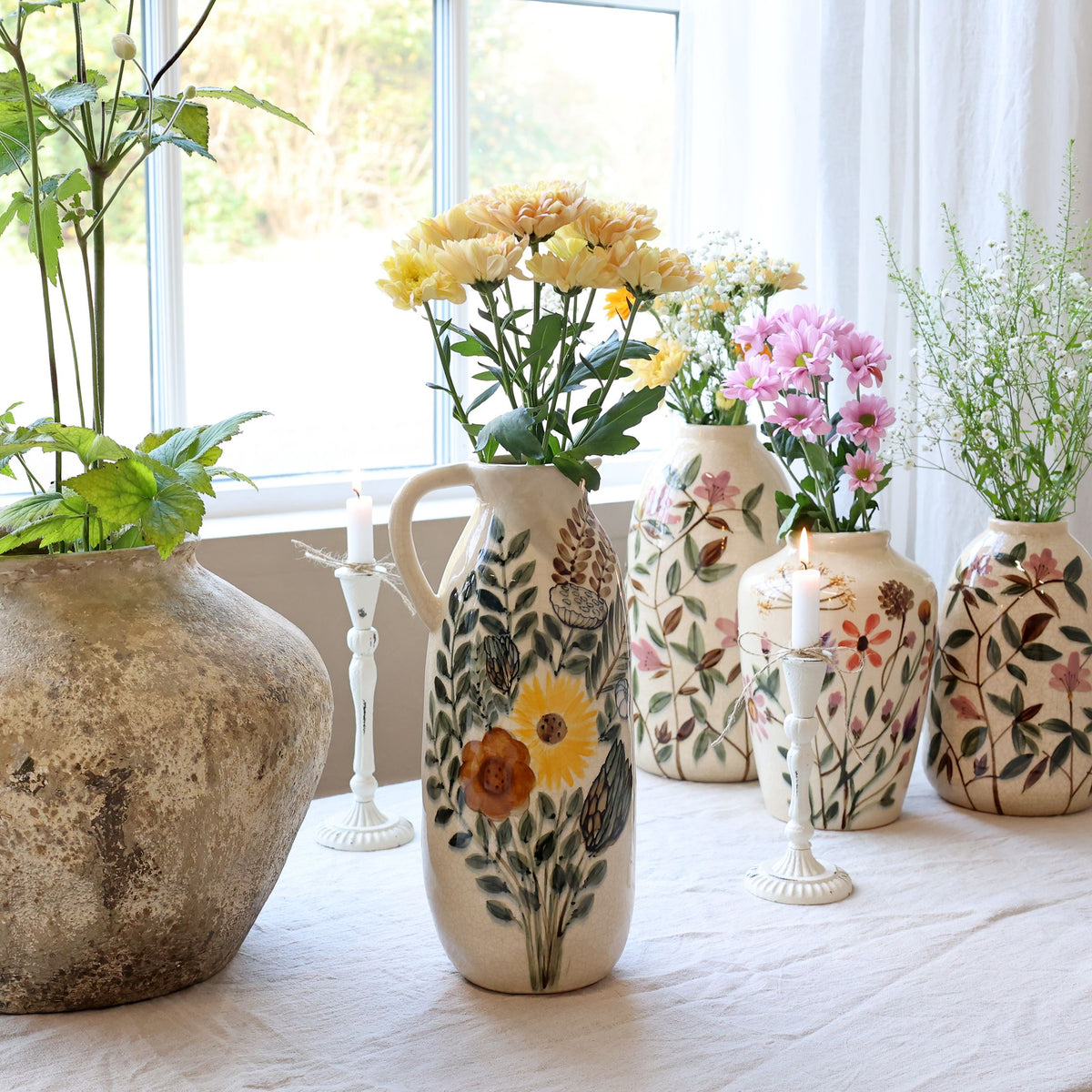 Kanne mit Blumenmotiv, 36 cm hoch, Steingut