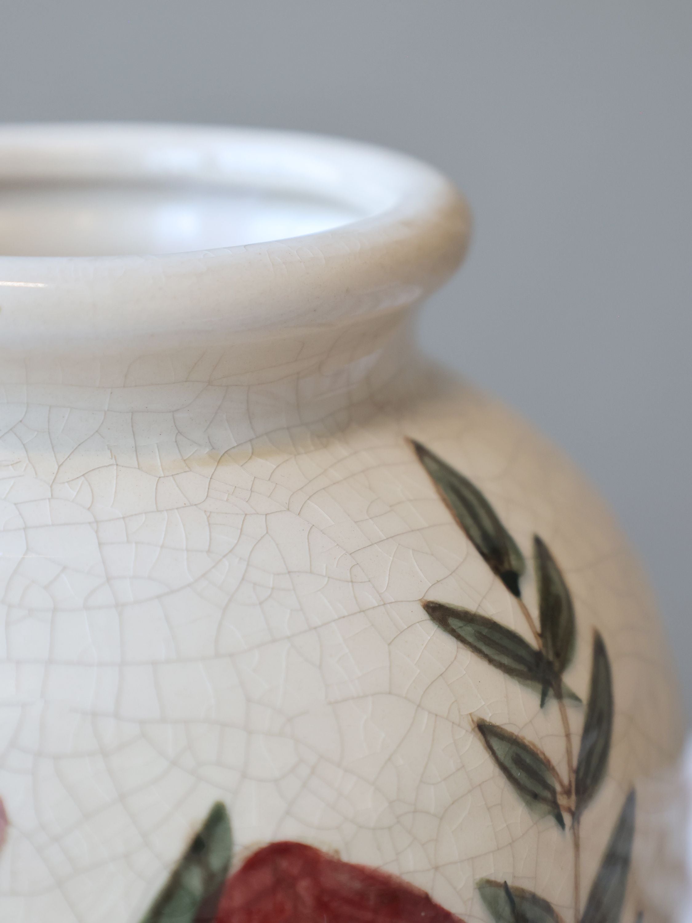 Vase mit Blumenmotiv, Steingut, 18 cm hoch, creme