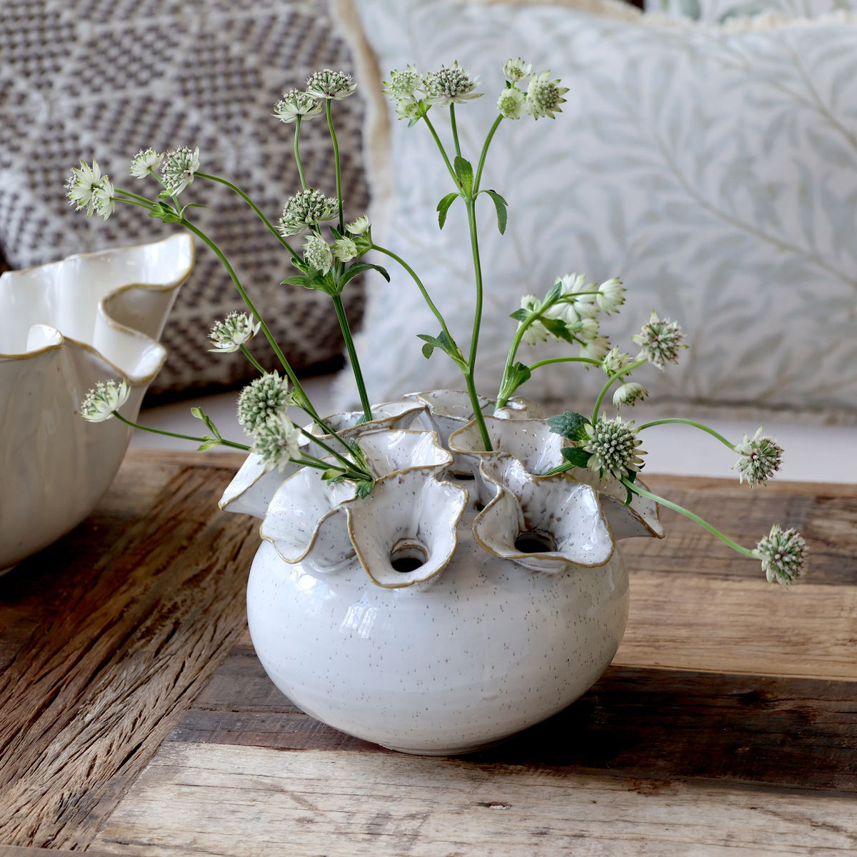 Vase für eine Blume mit 12 Löchern, antique creme