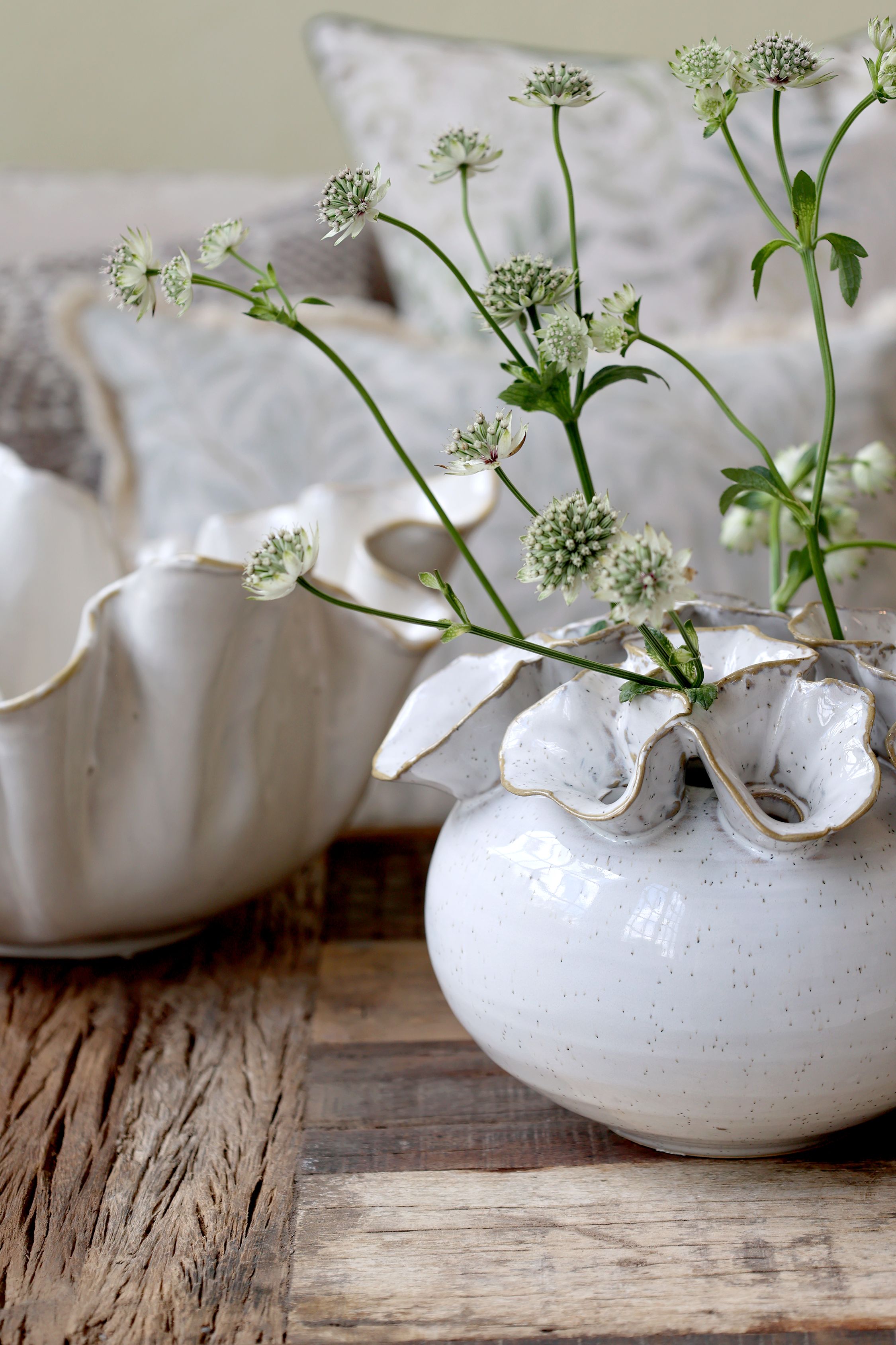 Vase für eine Blume mit 12 Löchern, antique creme