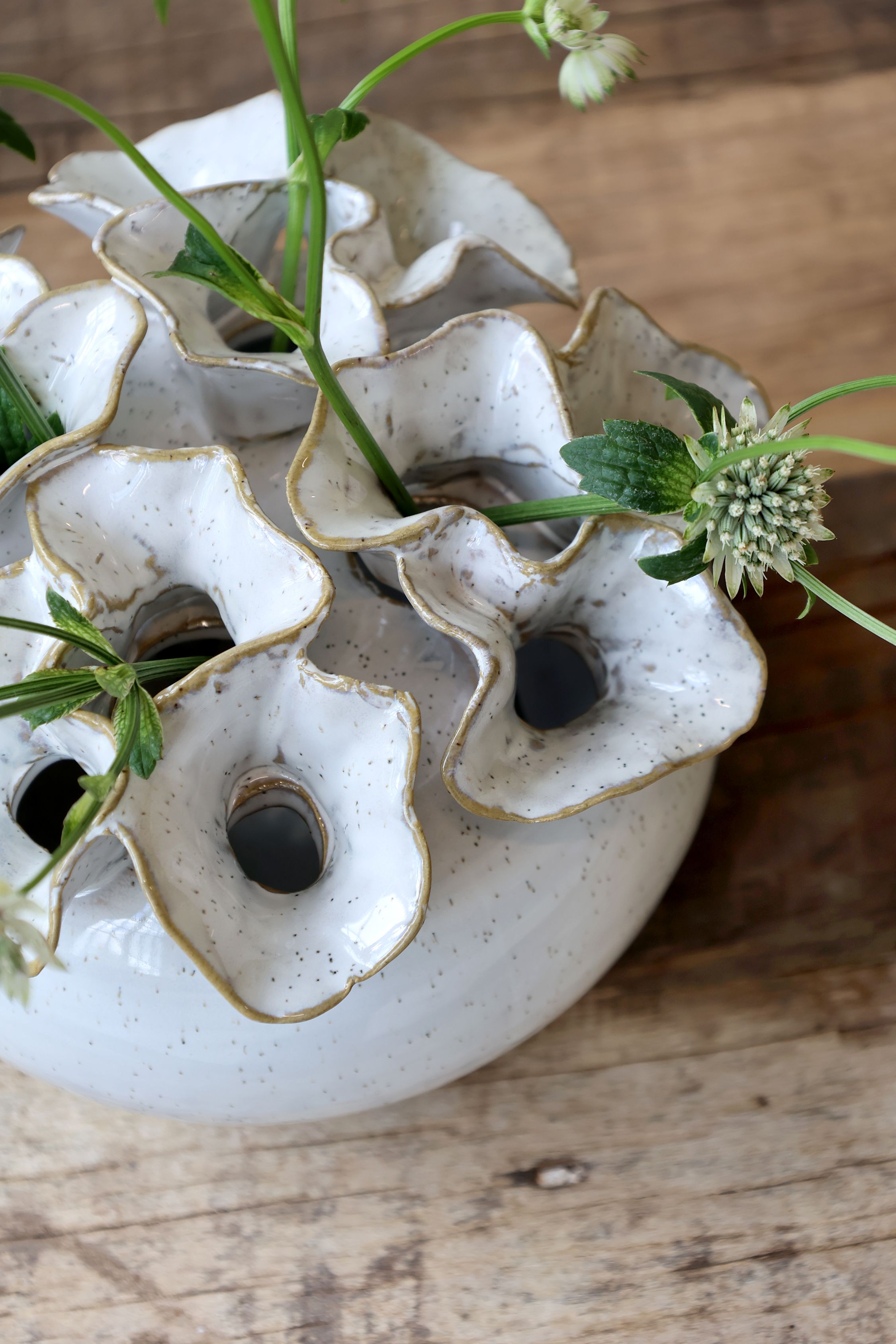 Vase für eine Blume mit 12 Löchern, antique creme