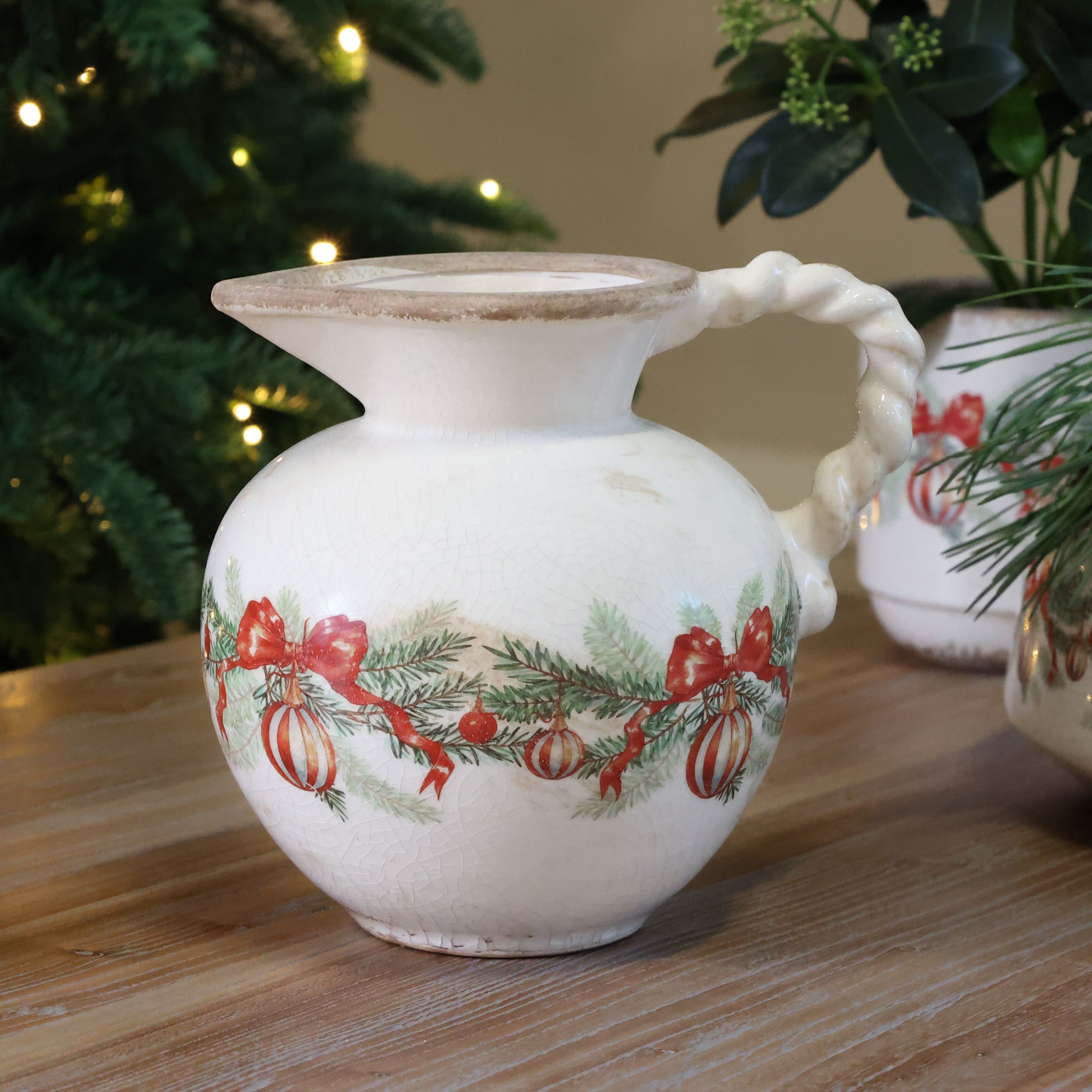 Kanne mit Weihnachtskugel und Schleife, Steingut, creme