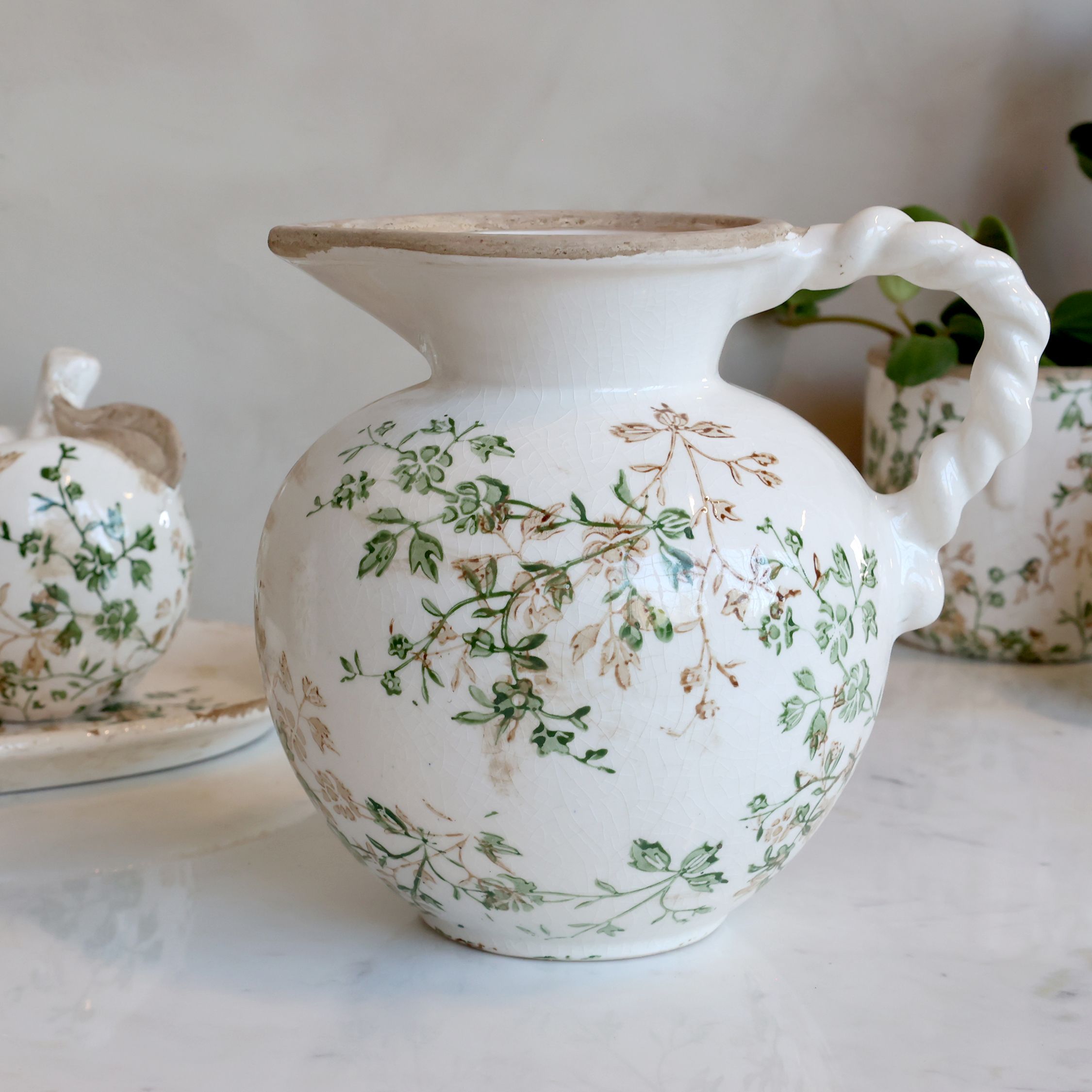 Übertopf Kanne mit Zweigmotiv, 18,5 cm hoch, creme