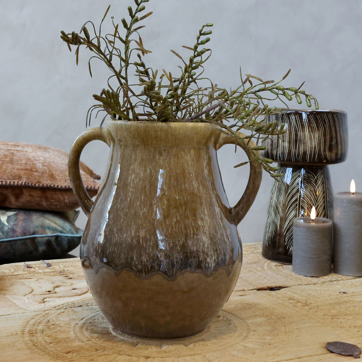 Vase mit Henkel aus Steingut, oliv, 30 cm hoch