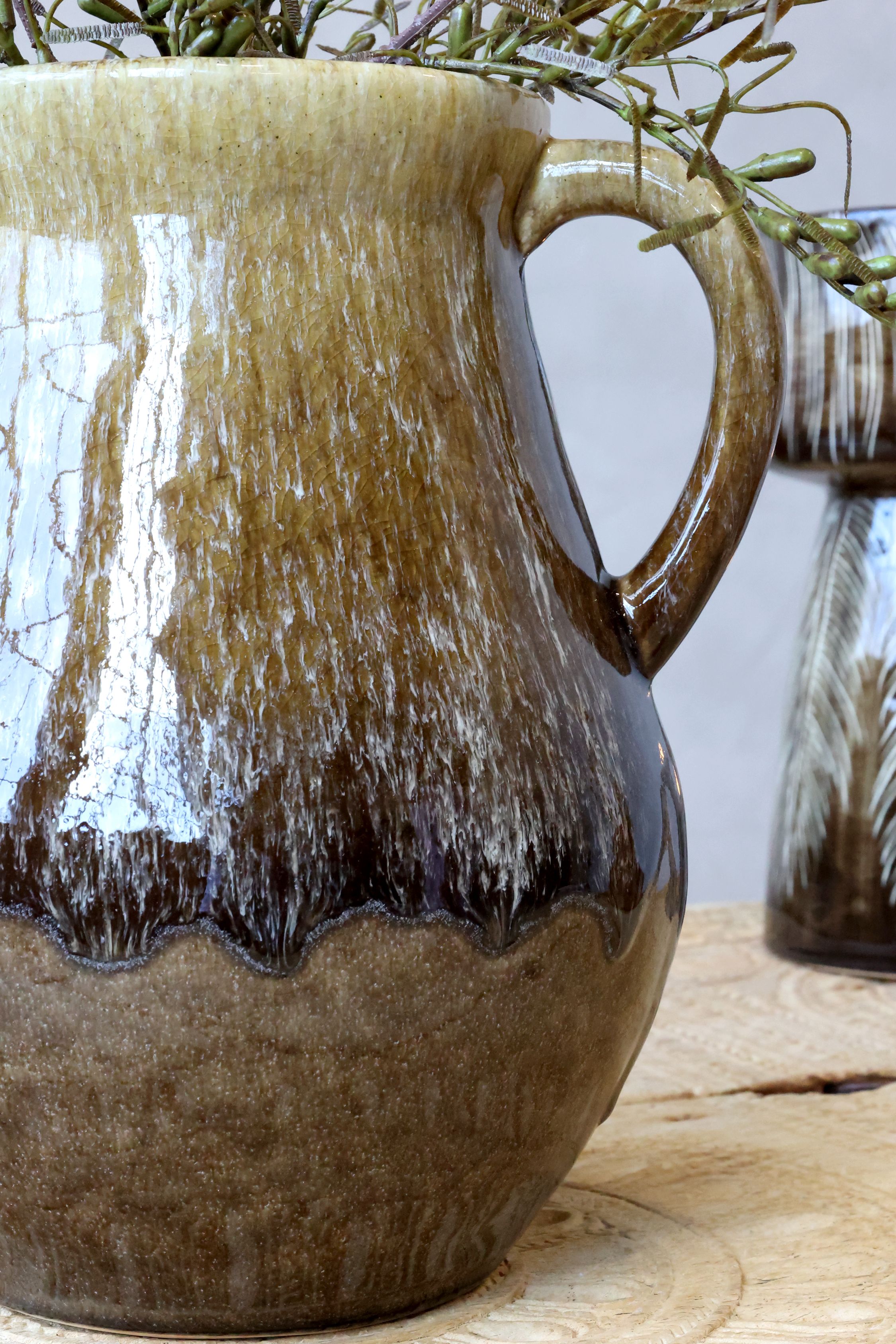 Vase mit Henkel aus Steingut, oliv, 30 cm hoch