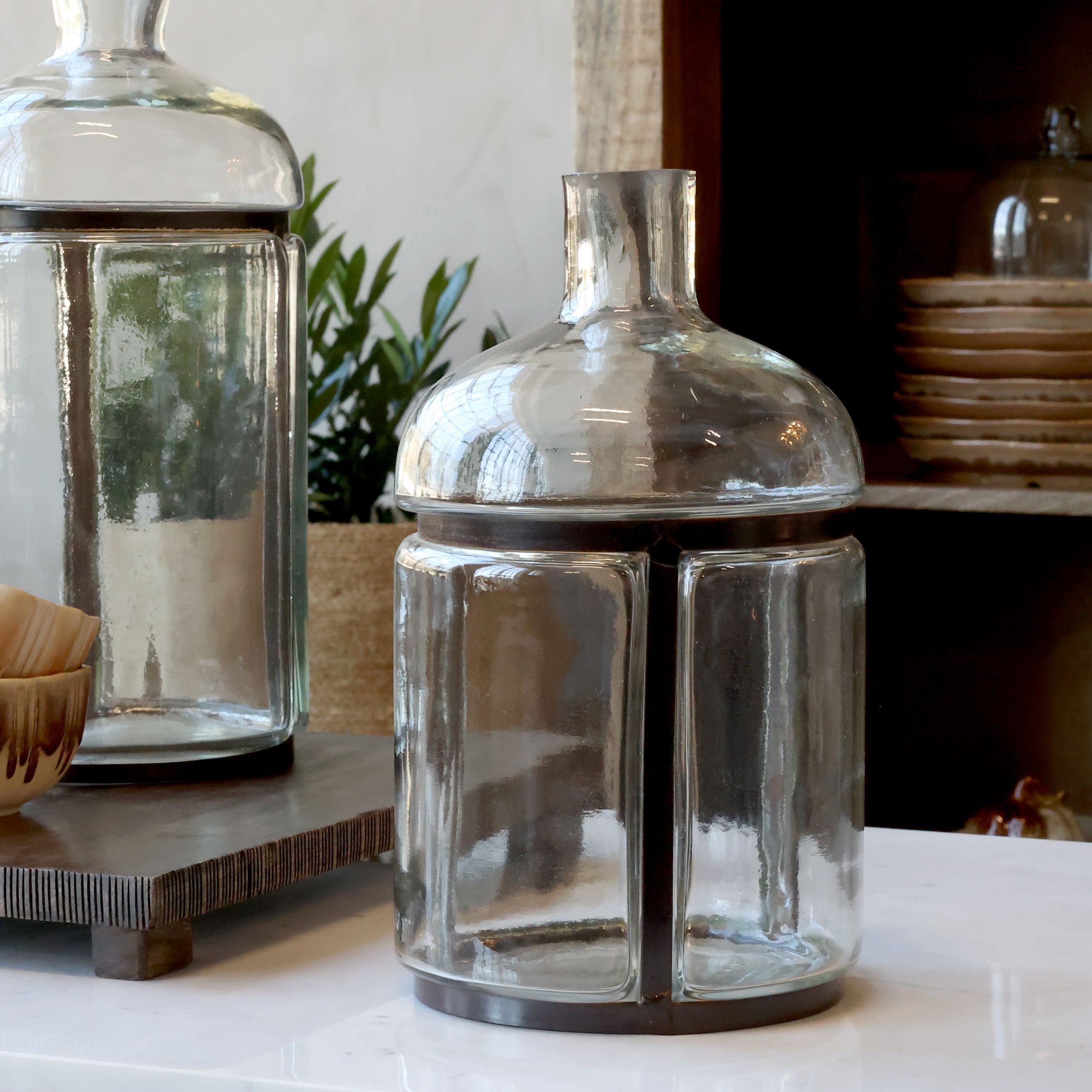 Altfranzösische Flasche mit Eisendekor, 31 cm hoch