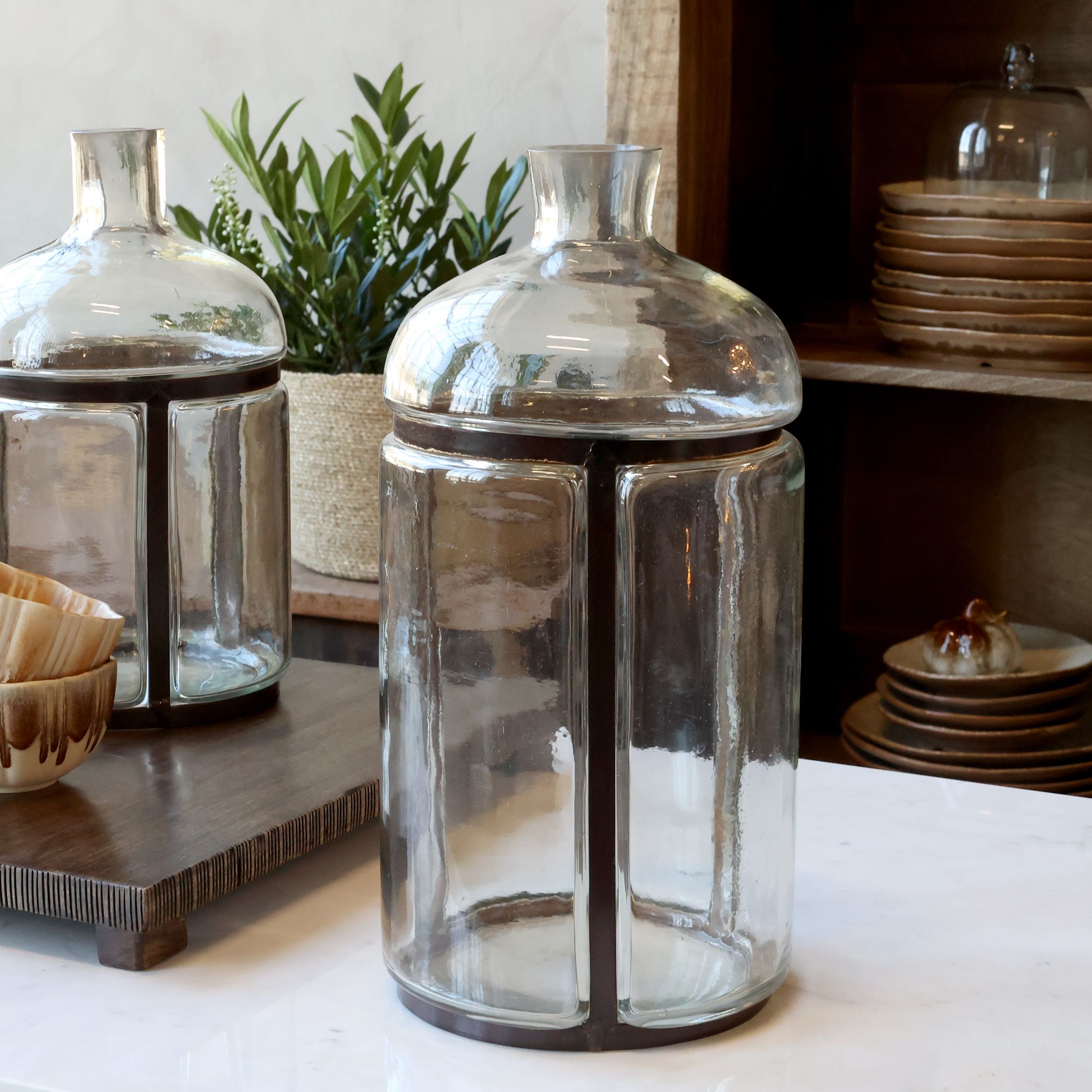 Altfranzösische Flasche mit Eisendekor, 38 cm hoch