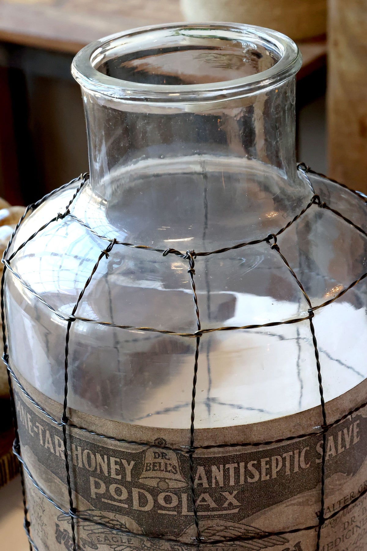 Altfranzösische Flasche mit Netz – Glas & Messing, 32 cm