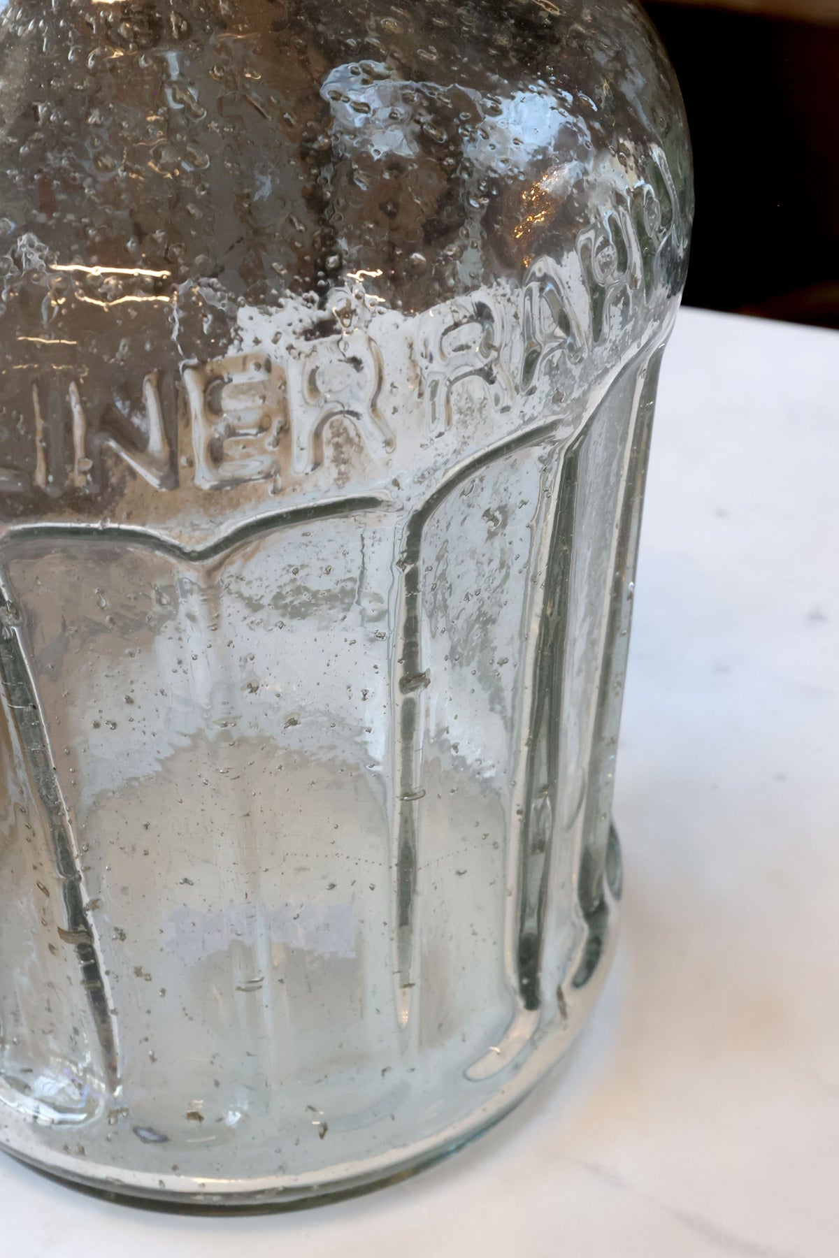 Altfranzösische Glasflasche mit Rillen, 38 cm hoch, klar