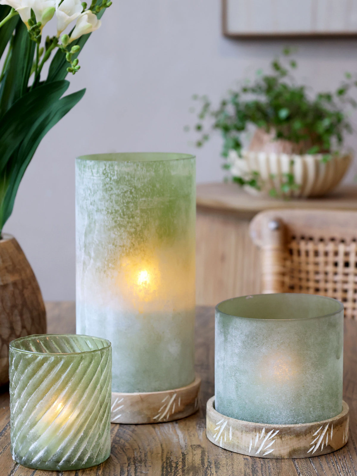 Windlicht aus Glas mit Mangoholz-Sockel, 12 cm