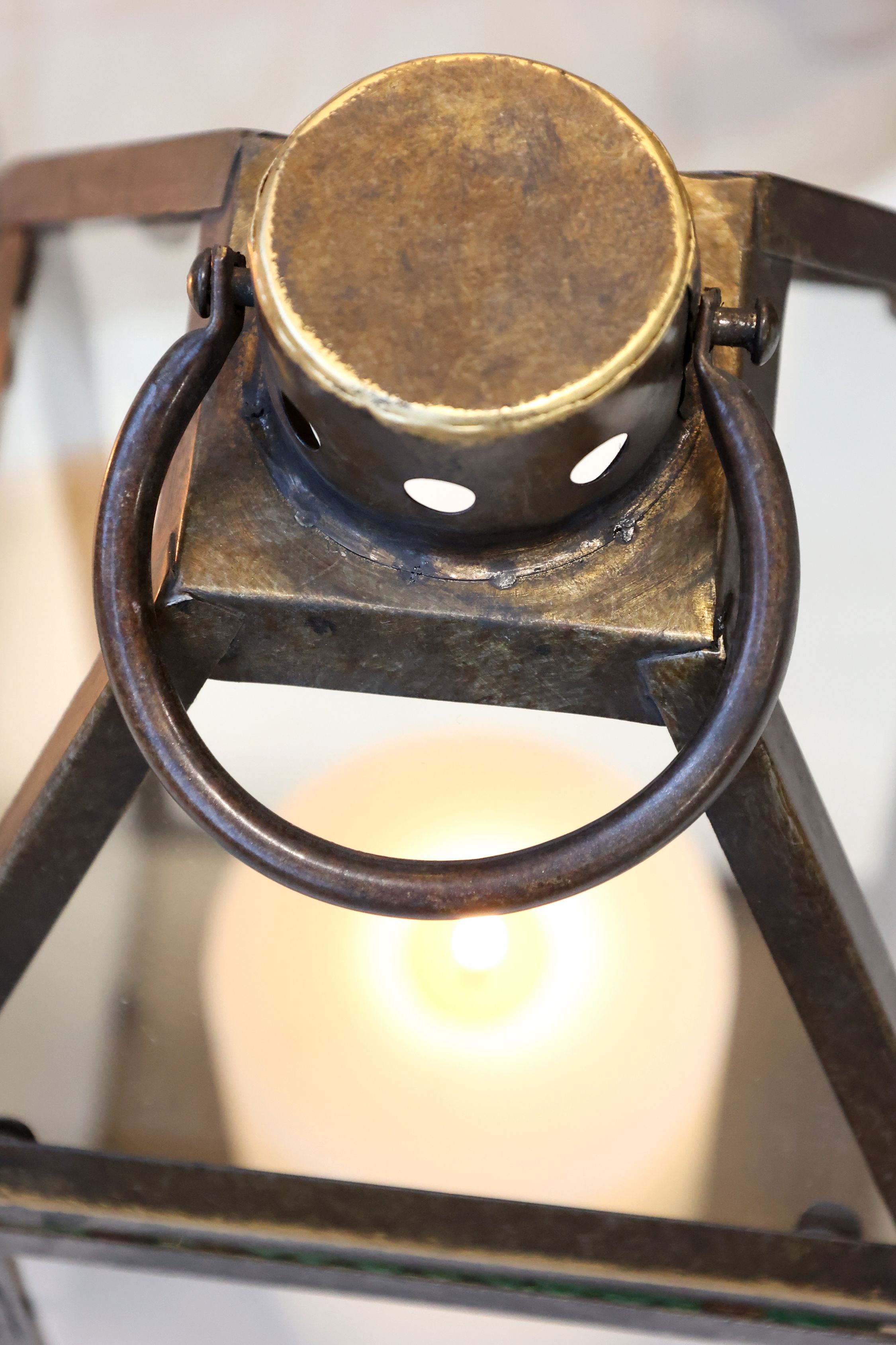 Laternen für Kerzen aus Glas und Eisen, Antik-Messing, 56 cm