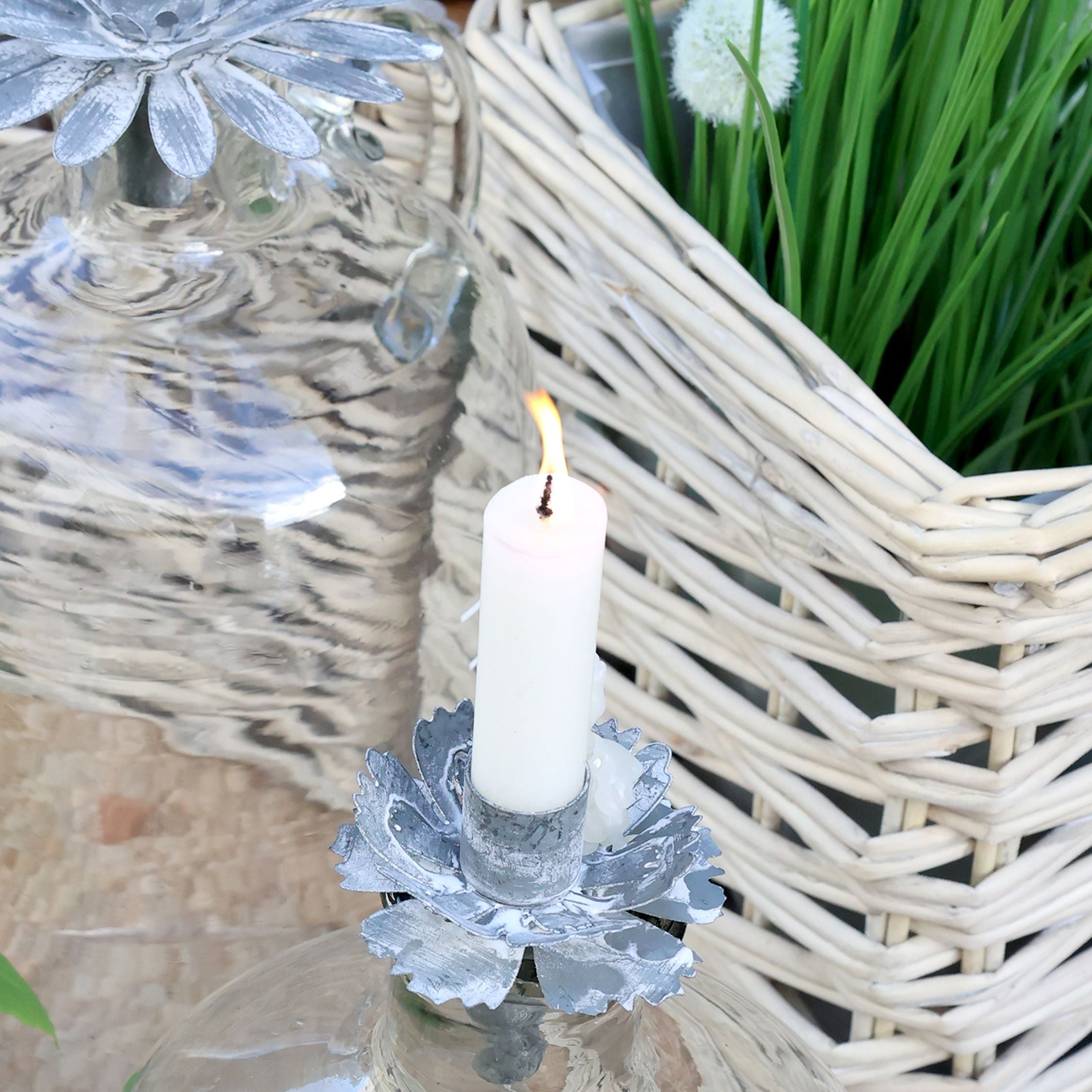 Kerzenhalter mit Blumen, antik Zink, 7 cm hoch