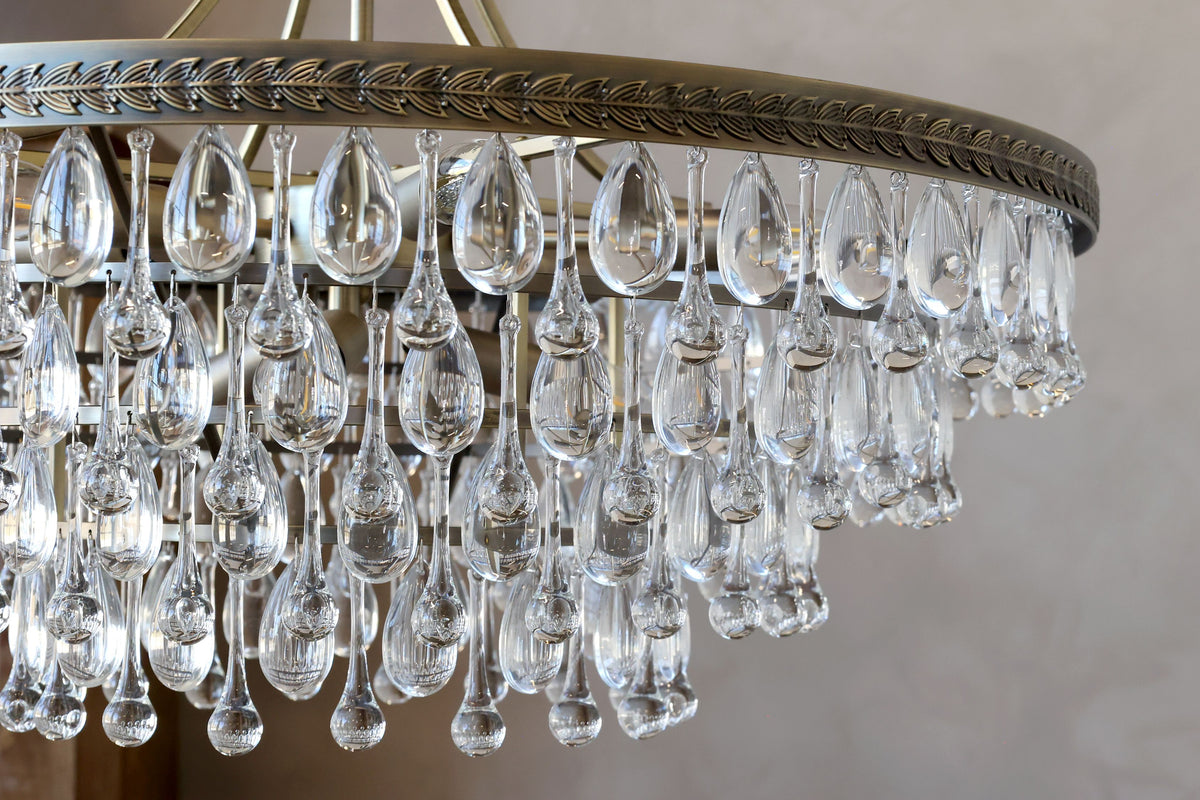 Kronleuchter Versailles, Glasprismen, antik Messing, 70 cm
