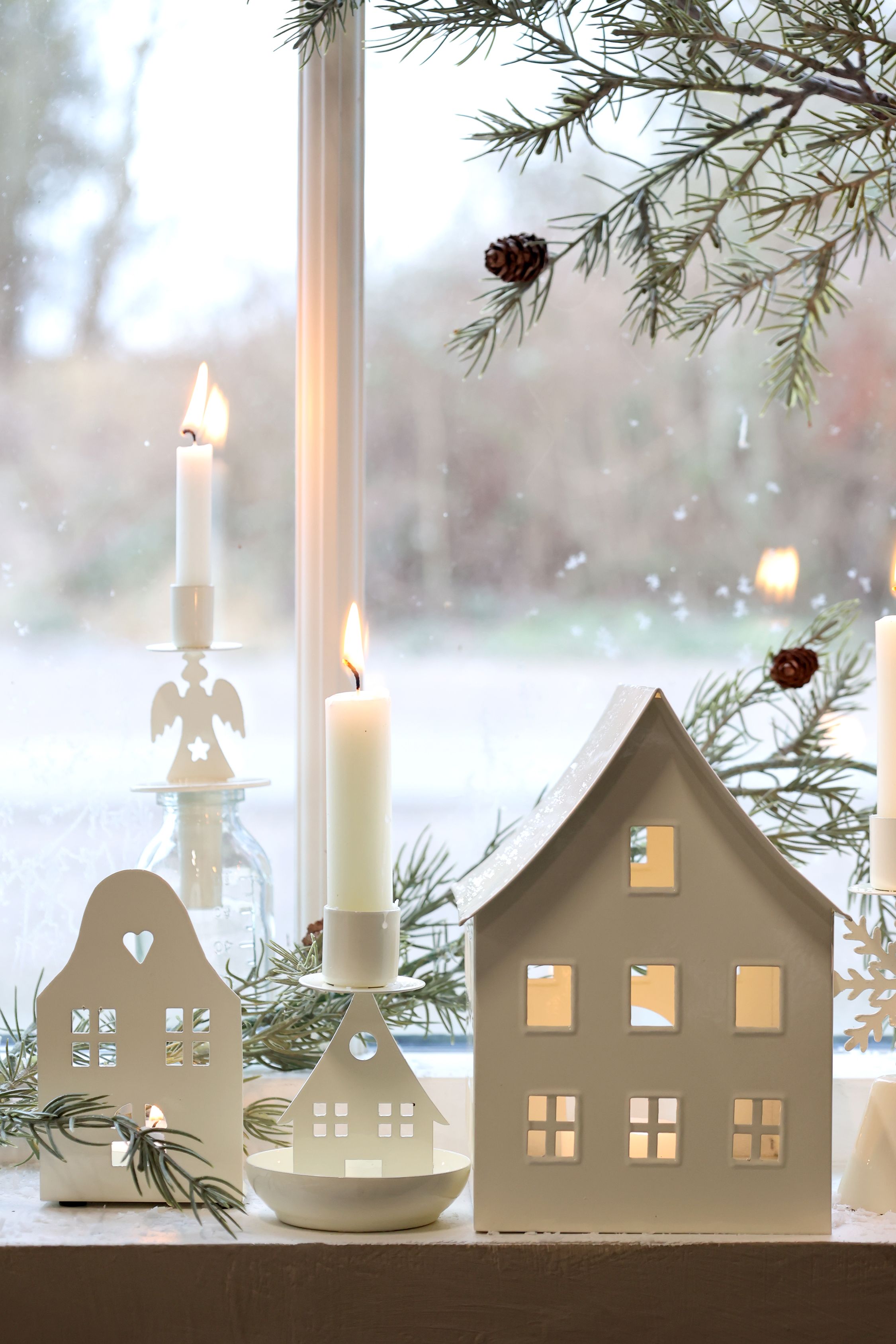 Kerzenständer mit Haus aus Eisen, 10 cm hoch, creme