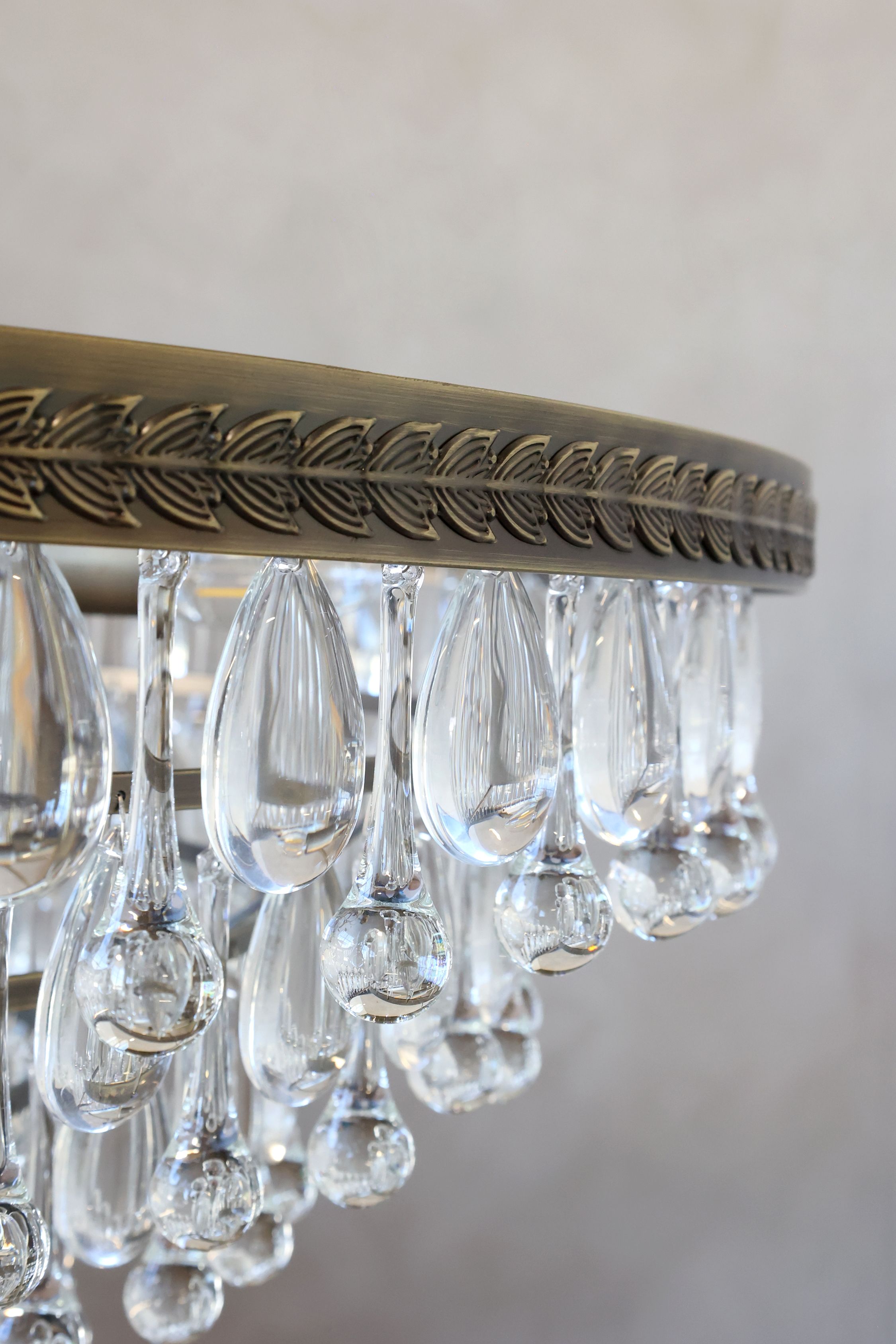 Kronleuchter Versailles mit Glasprismen, antique messing