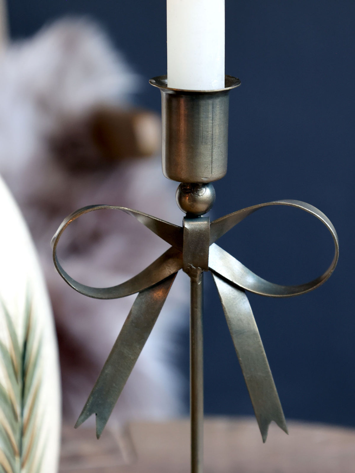 Kerzenständer mit Schleife, Eisen, Antik Messing, 27 cm