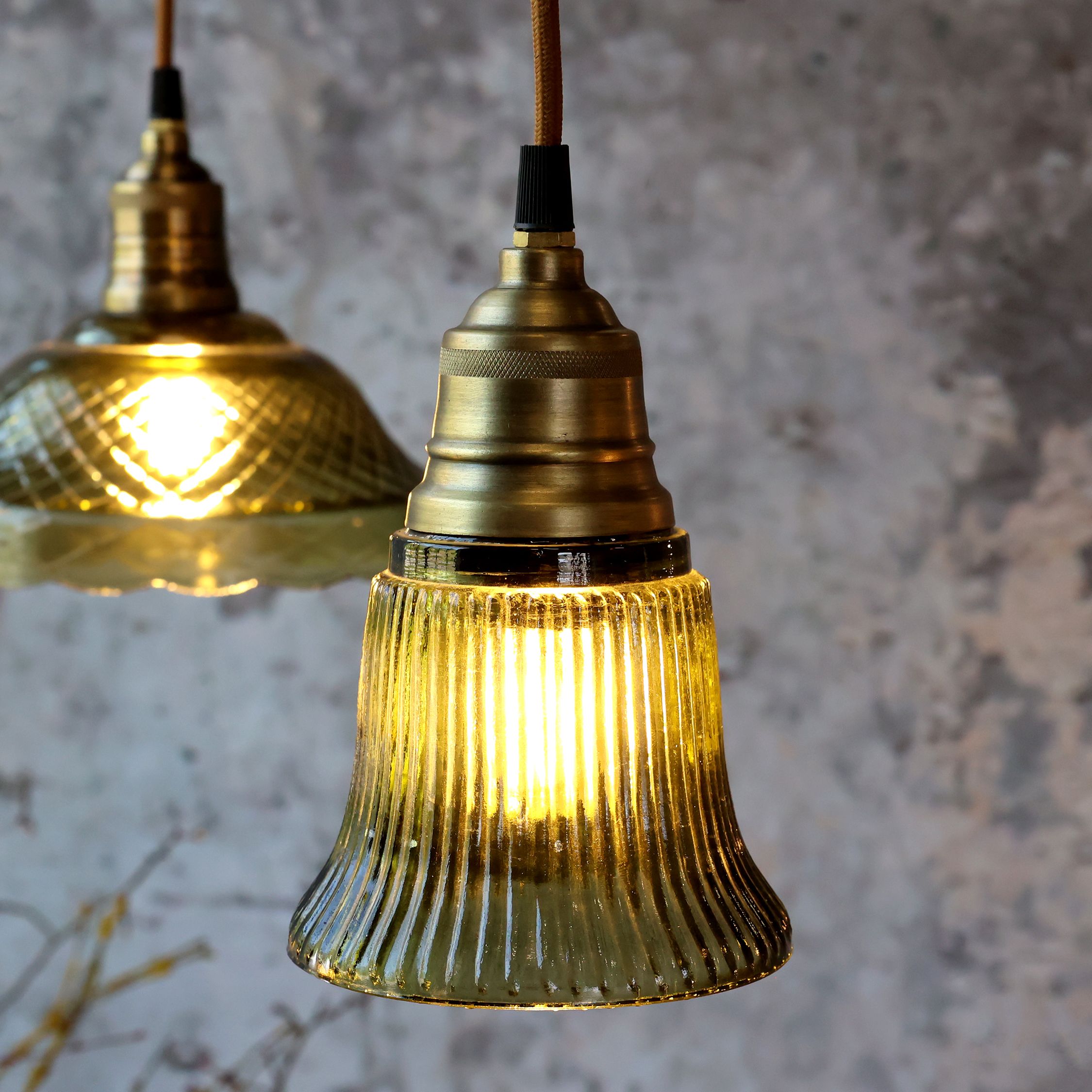 Lampe mit Messingzierhülse, oliv, 17 cm hoch