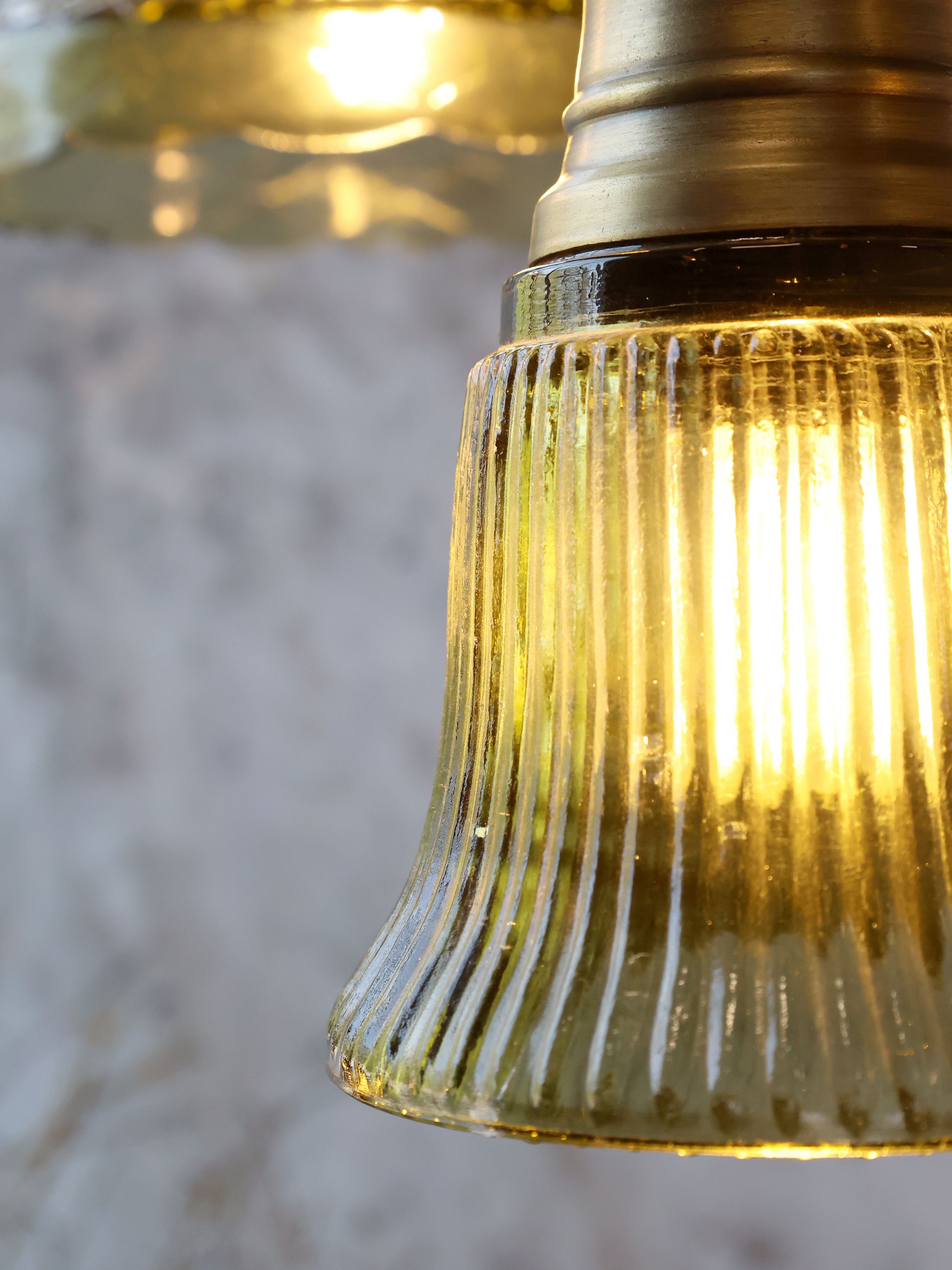 Lampe mit Messingzierhülse, oliv, 17 cm hoch