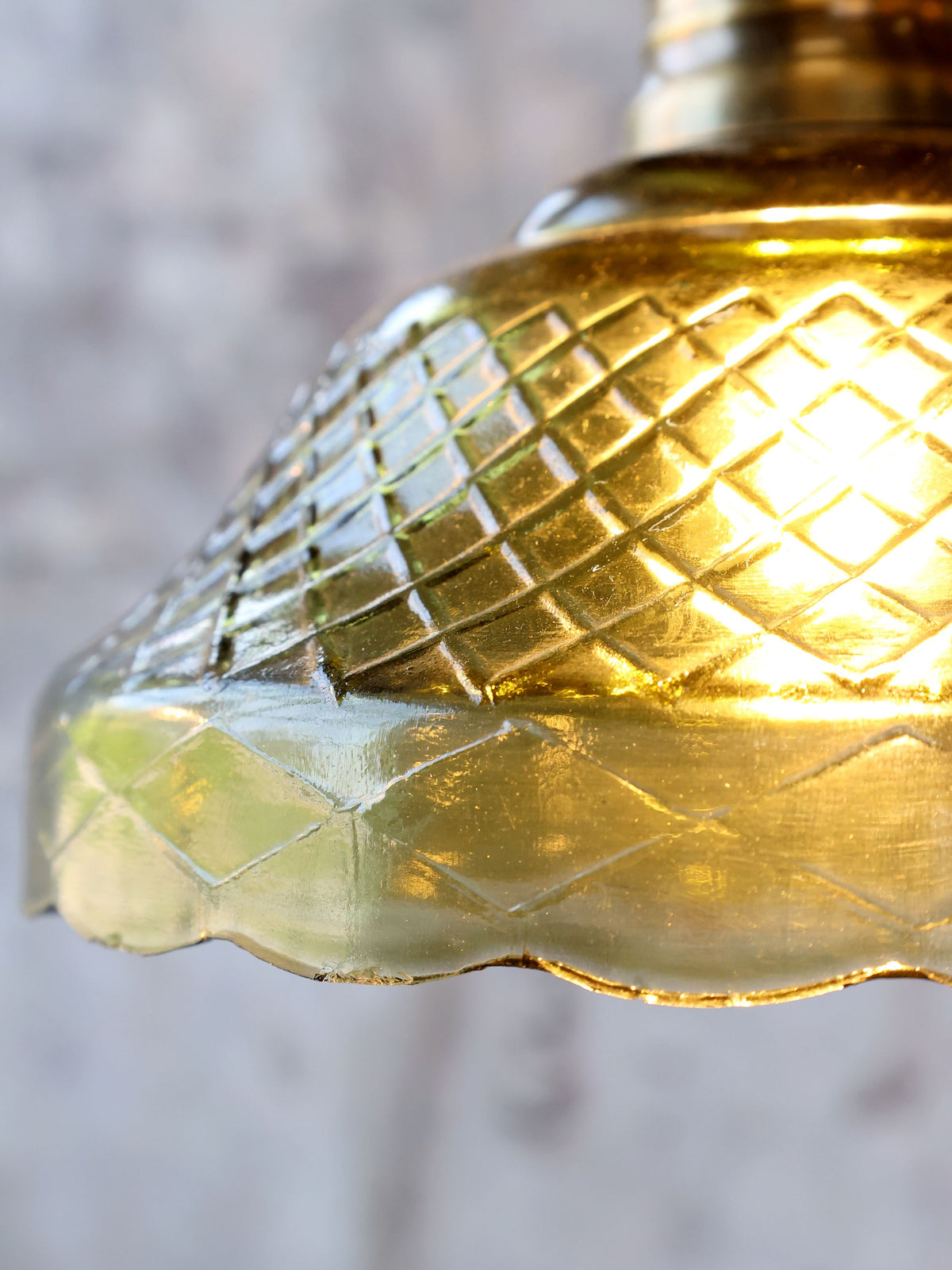 Lampe mit Messingoberfläche – oliv, 18 cm hoch
