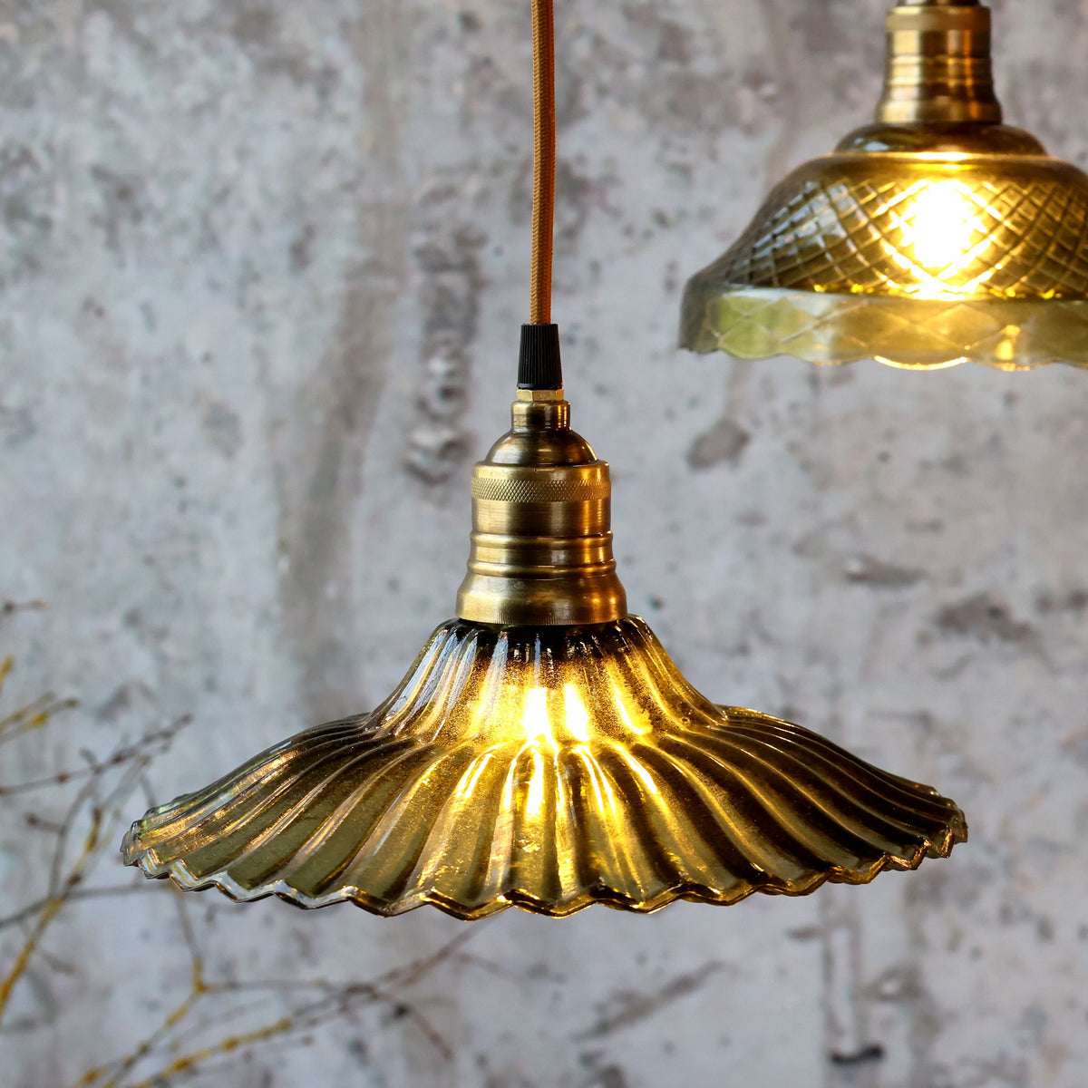 Lampe mit Messingoberfläche, oliv, 26 cm Durchmesser
