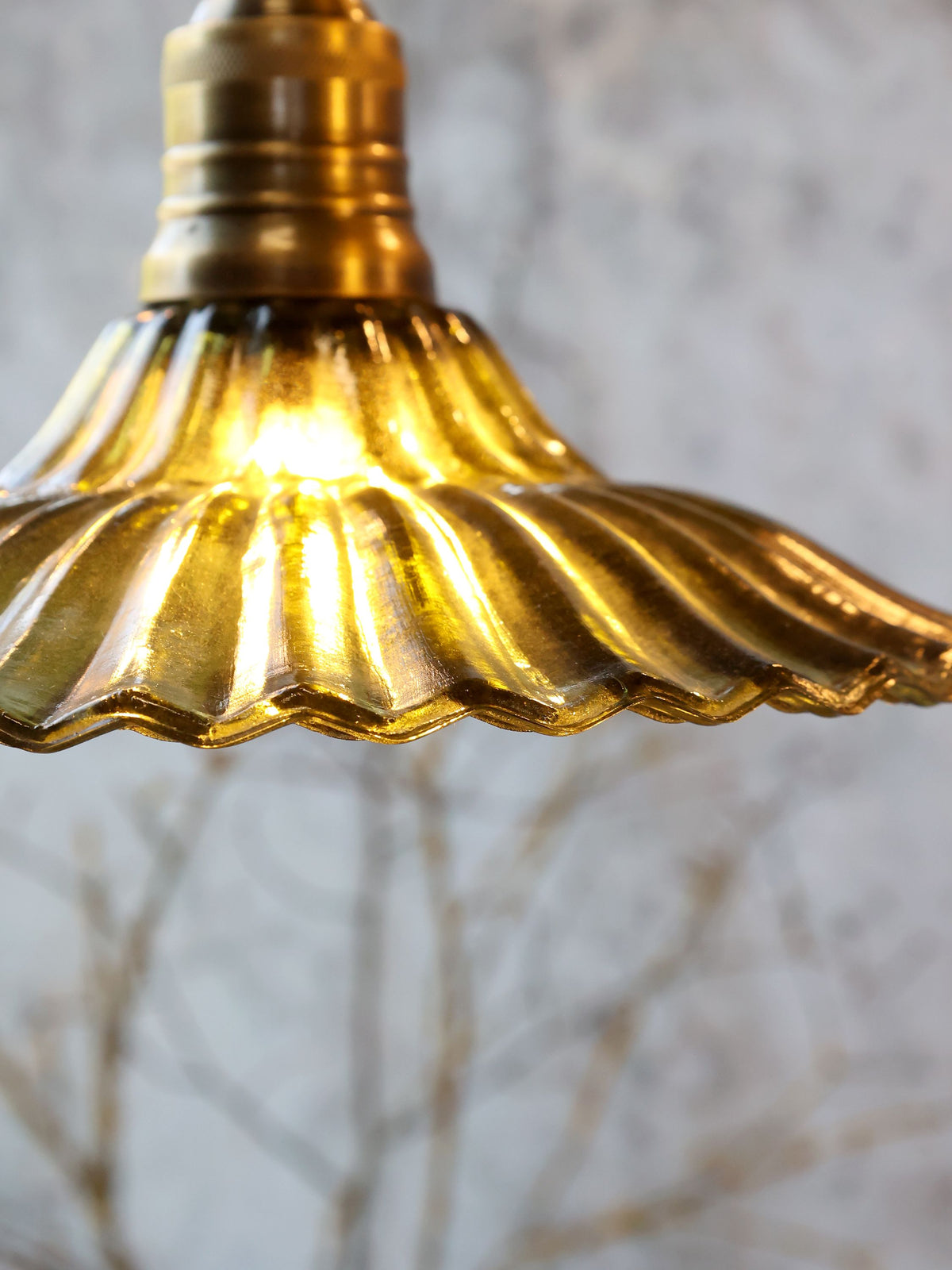 Lampe mit Messingoberfläche, oliv, 26 cm Durchmesser
