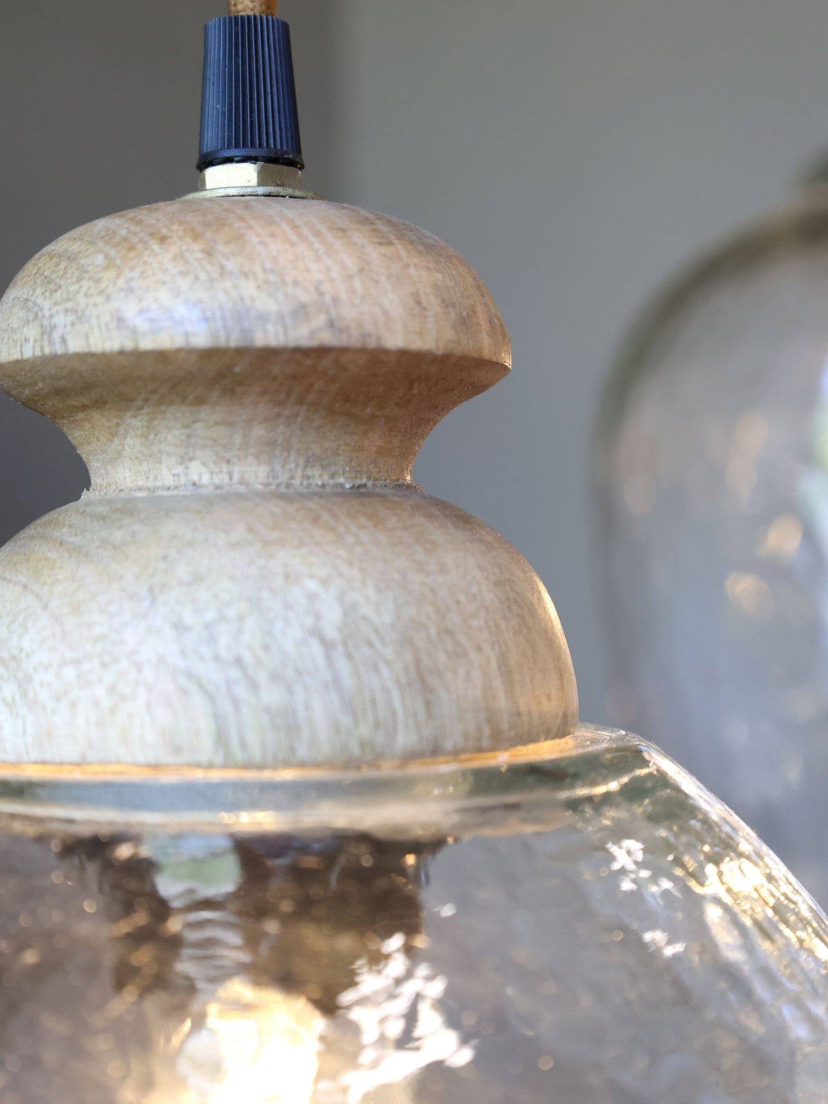 Lampe mit Holzzierhülse aus Glas und Mangoholz, 25 cm hoch