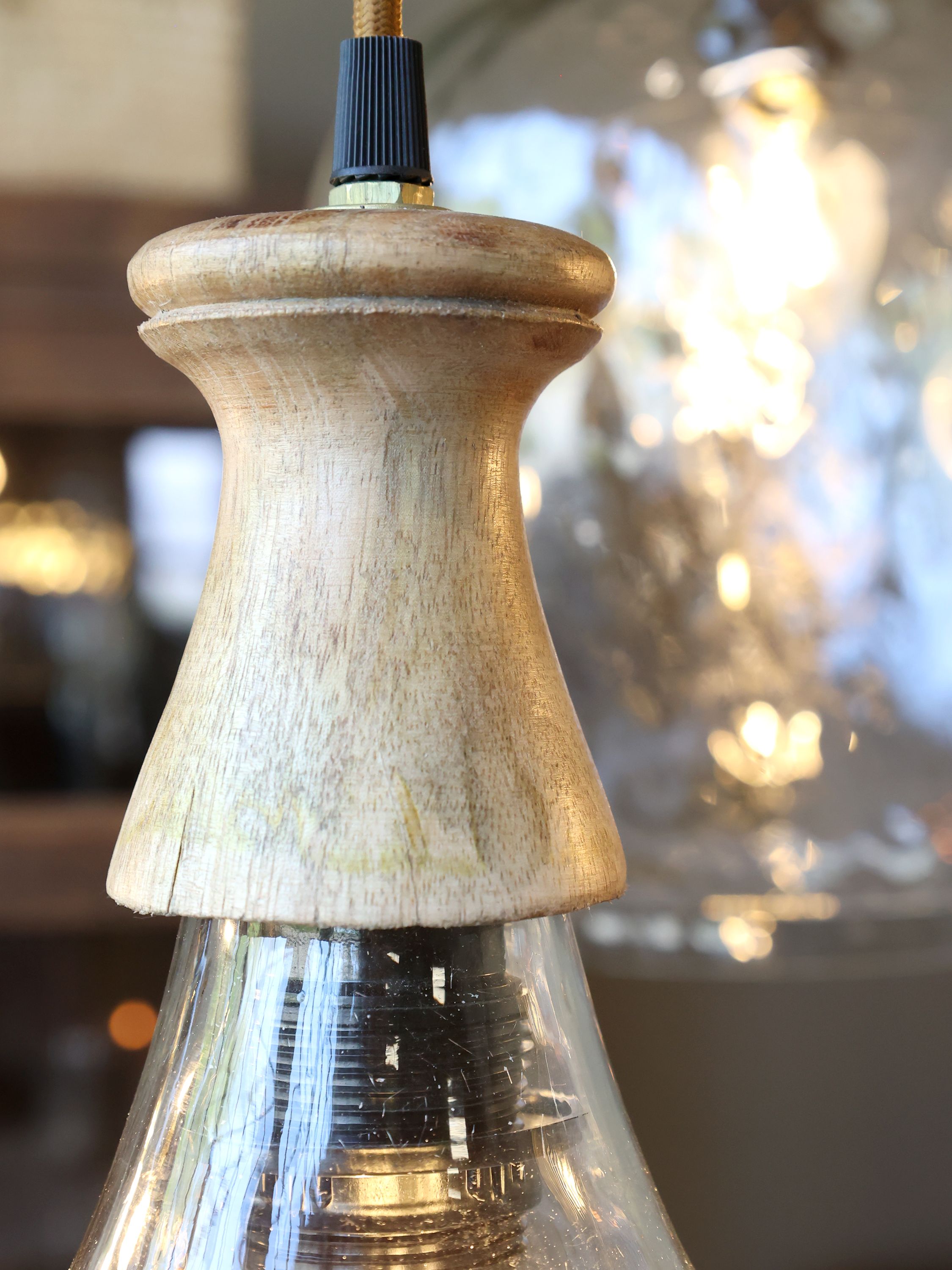 Lampe mit Holzzierhülse aus Glas und Mangoholz, 31 cm hoch